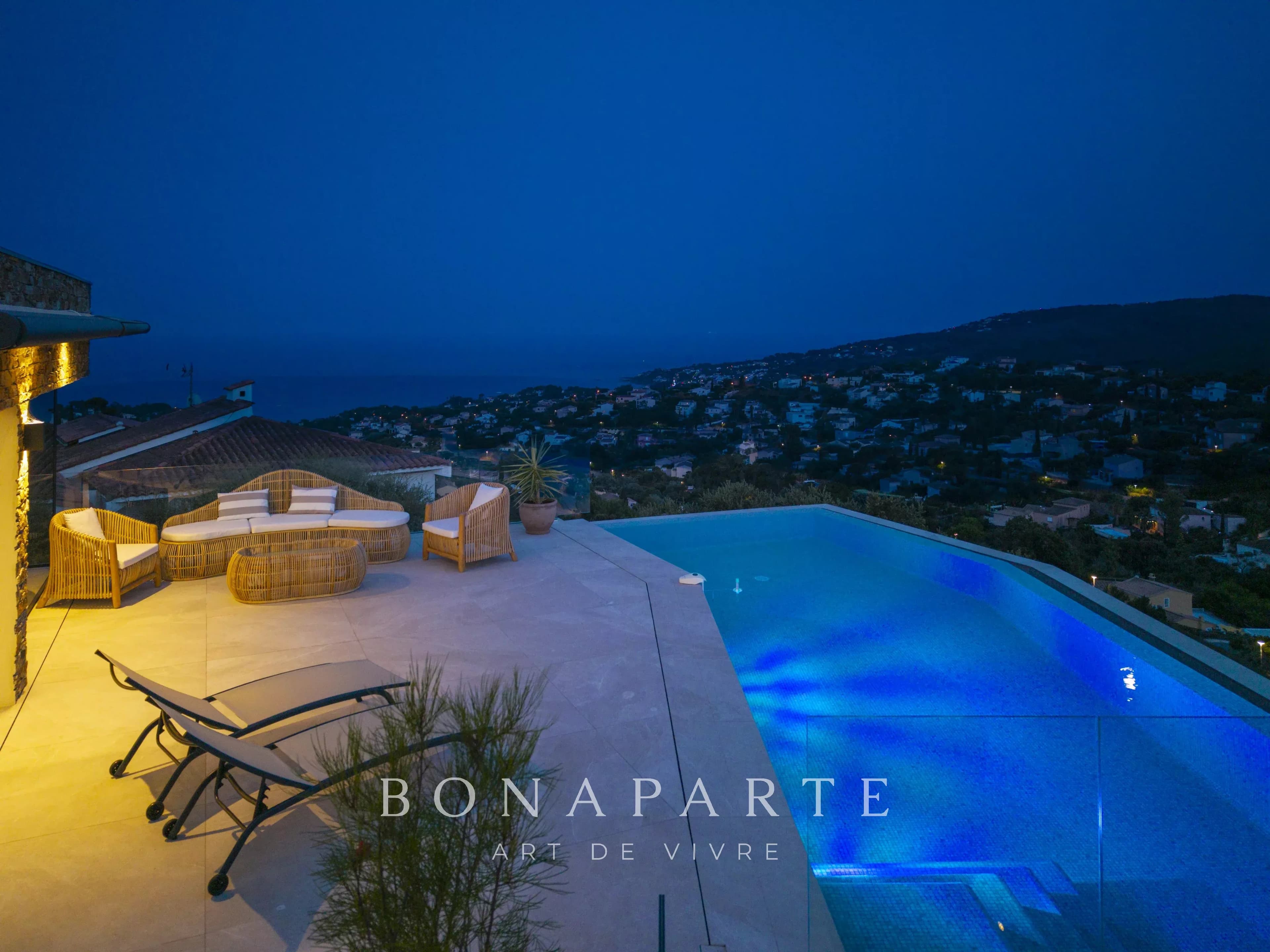 LES ISSAMBRES : Villa contemporaine d’exception – 257 m² habitables – Vue mer panoramique - Photo 4