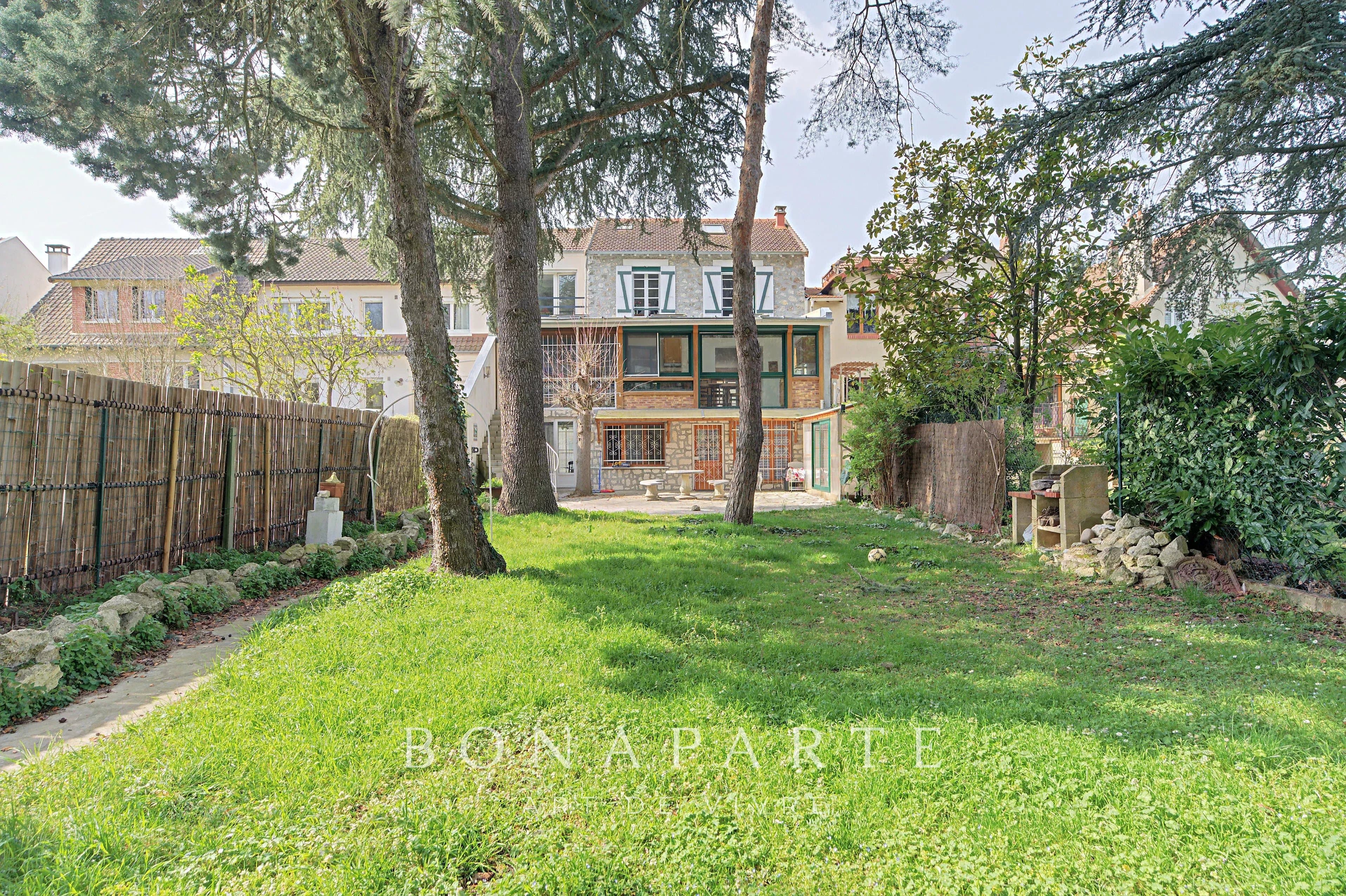 POISSY (78) - MAISON FAMILIALE - 12 PIECES