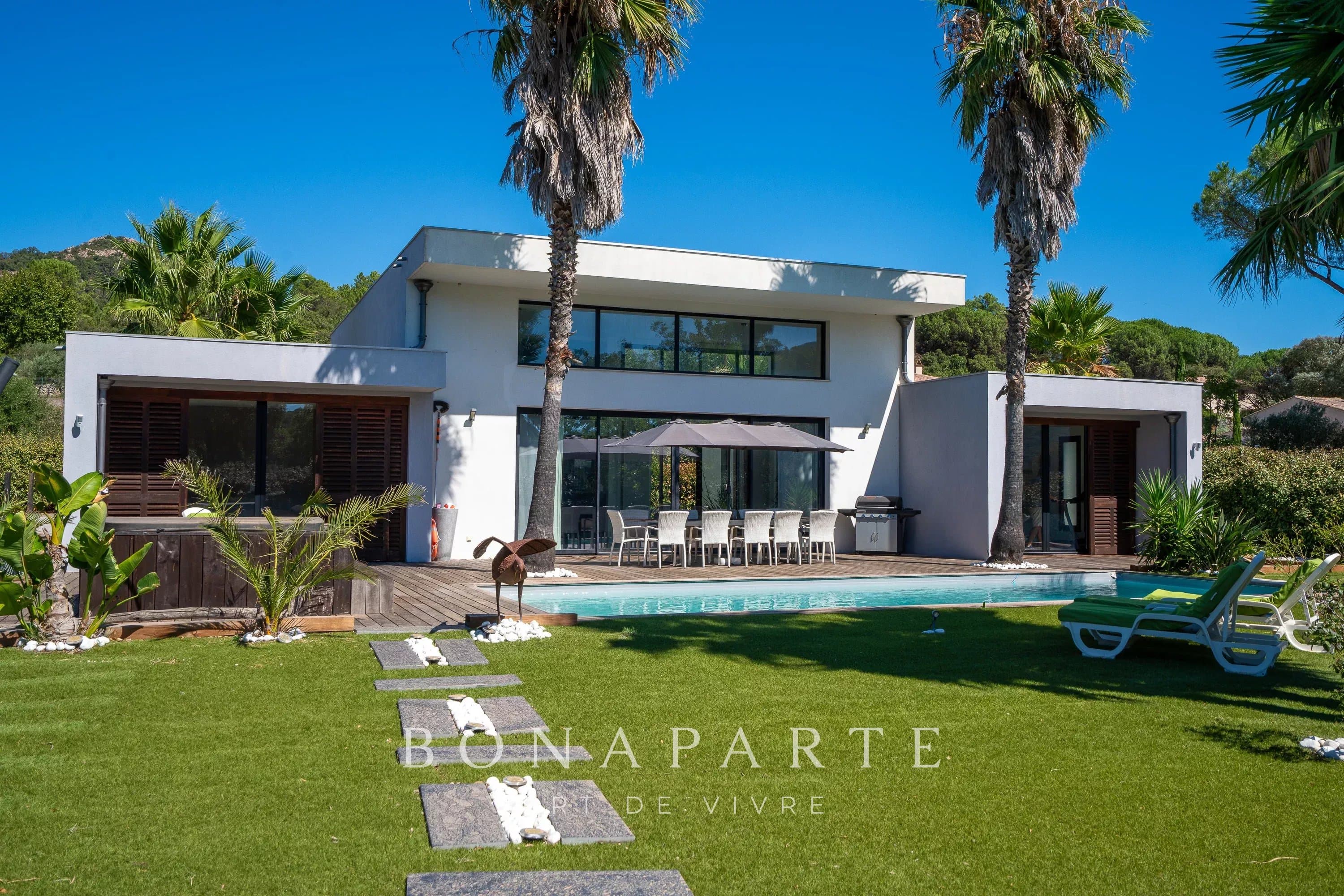 PROCHE SAINTE MAXIME - SPACIEUSE VILLA CONTEMPORAINE DE 4 CHAMBRES