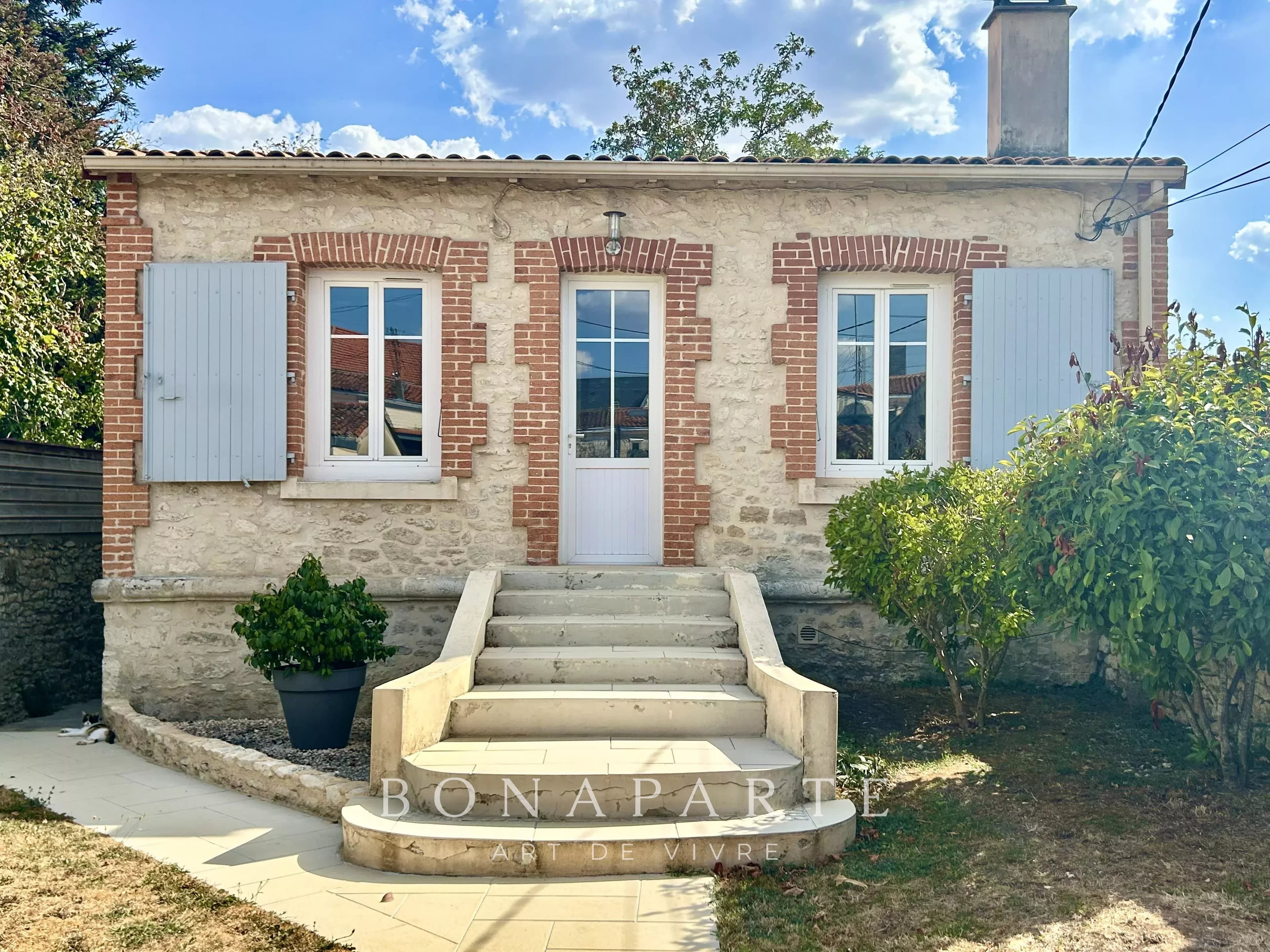 Le charme d'une maison ancienne, le calme d'un jardin préservé, en plein centre ville