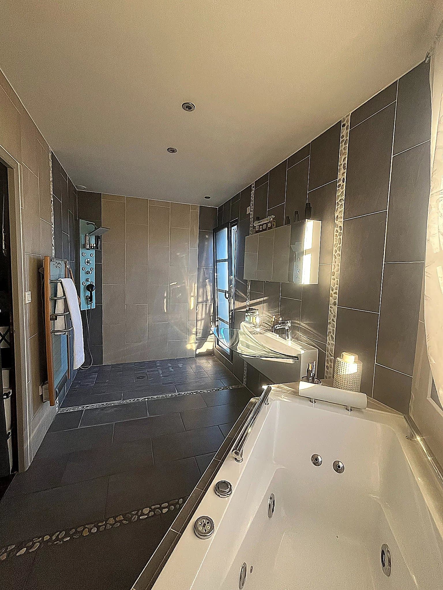 Agde – Villa contemporaine 230 m² – 4 chambres dont 2 suites – Piscine – Garage double - Photo 8