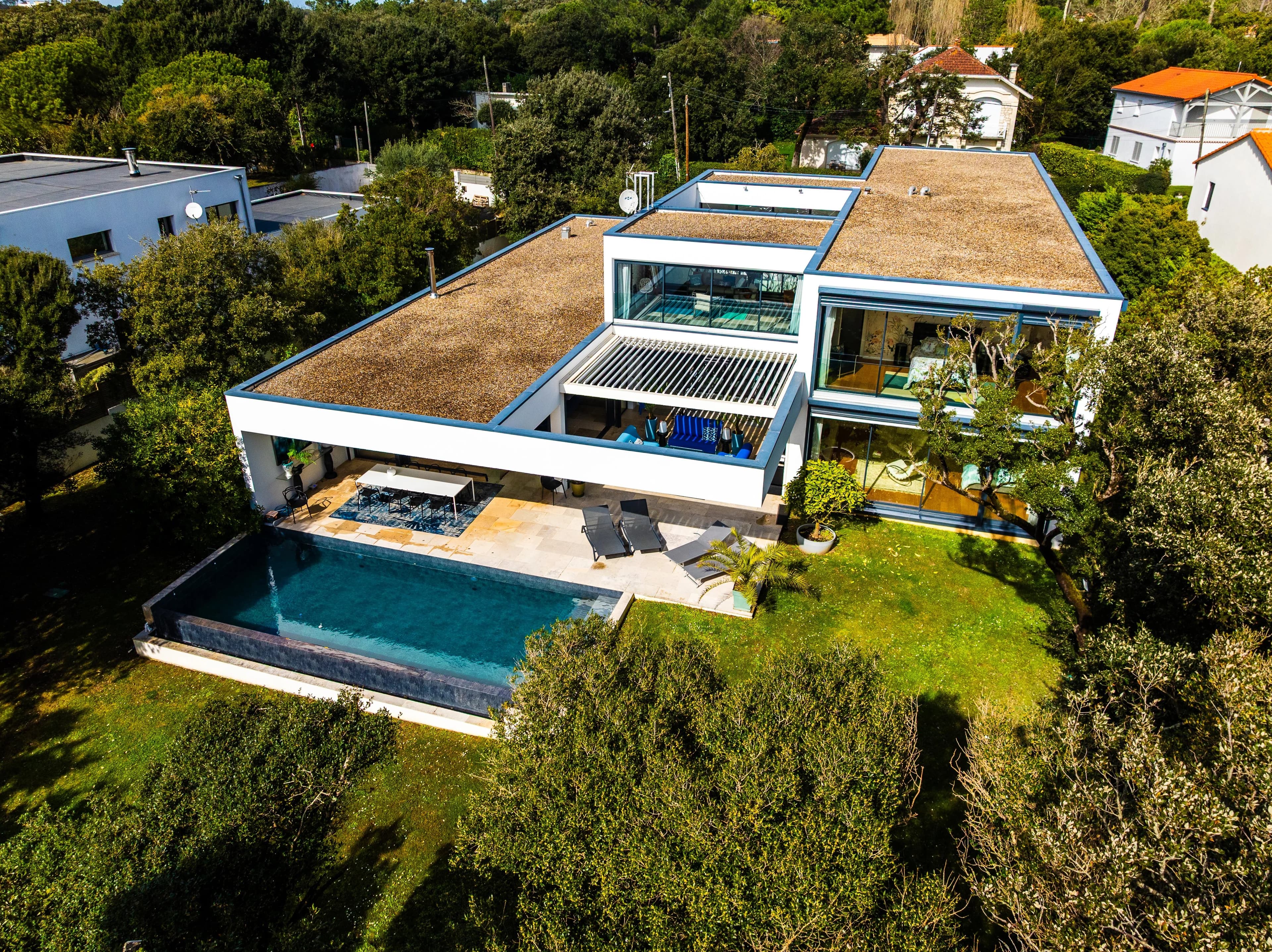 VILLA PIEDS DANS L'EAU FACE A L'ATLANTIQUE / DOMAINE DES FÉES