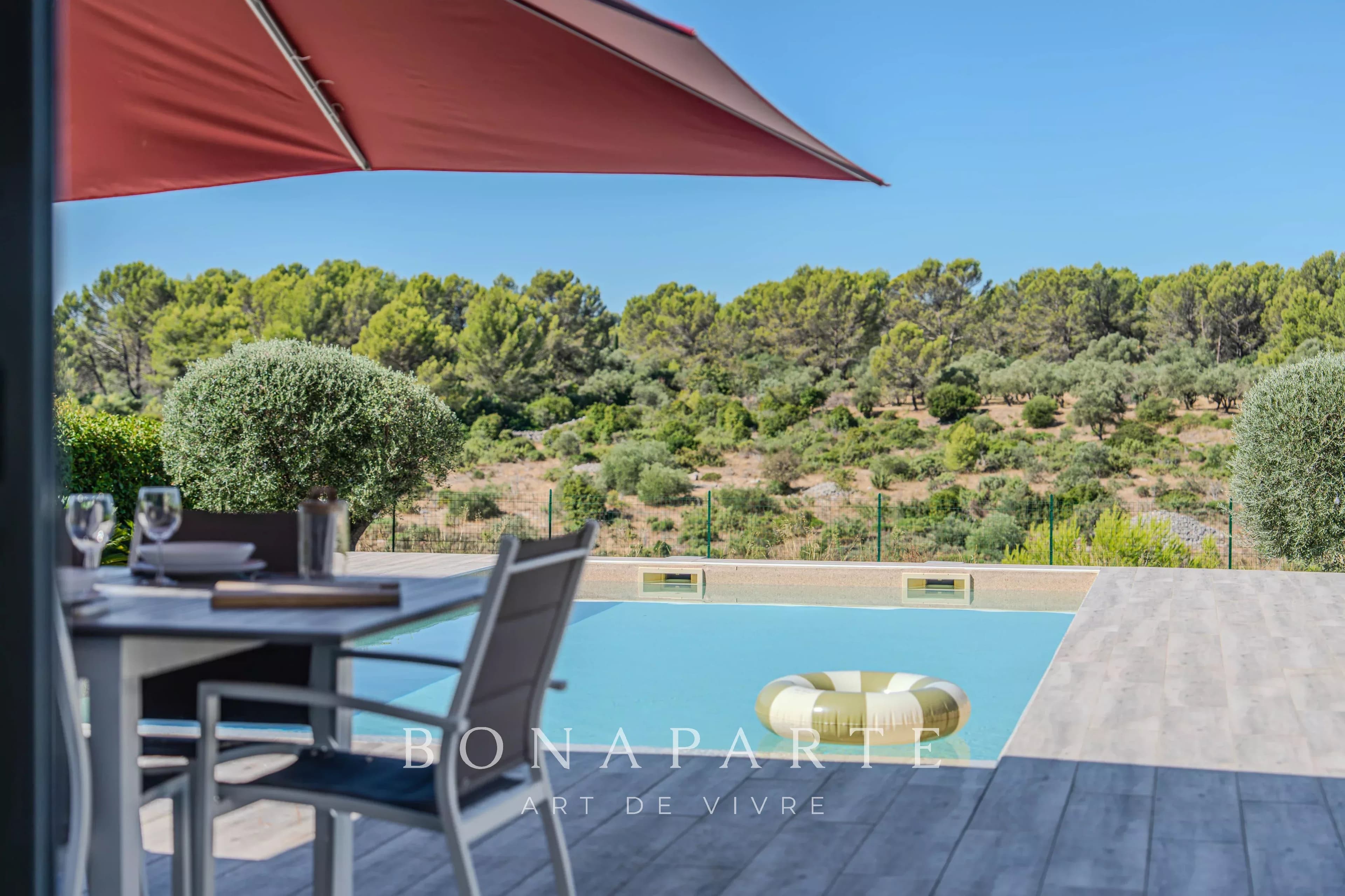 Villa contemporaine à flanc de colline