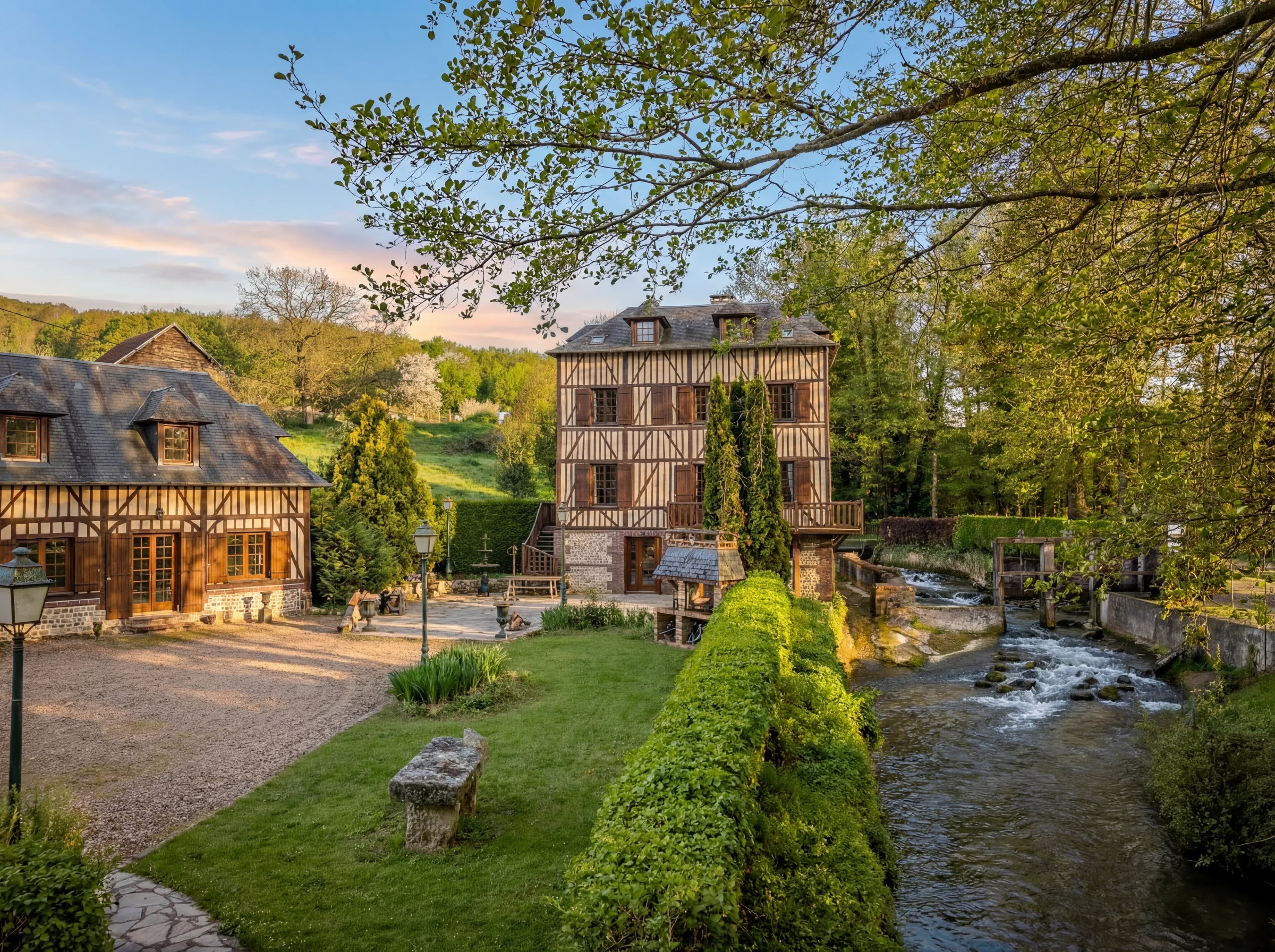DOMAINE DE 1 HECTARE AVEC RIVIÈRE, MOULIN ET MAISONS À COLOMBAGES - Photo 1