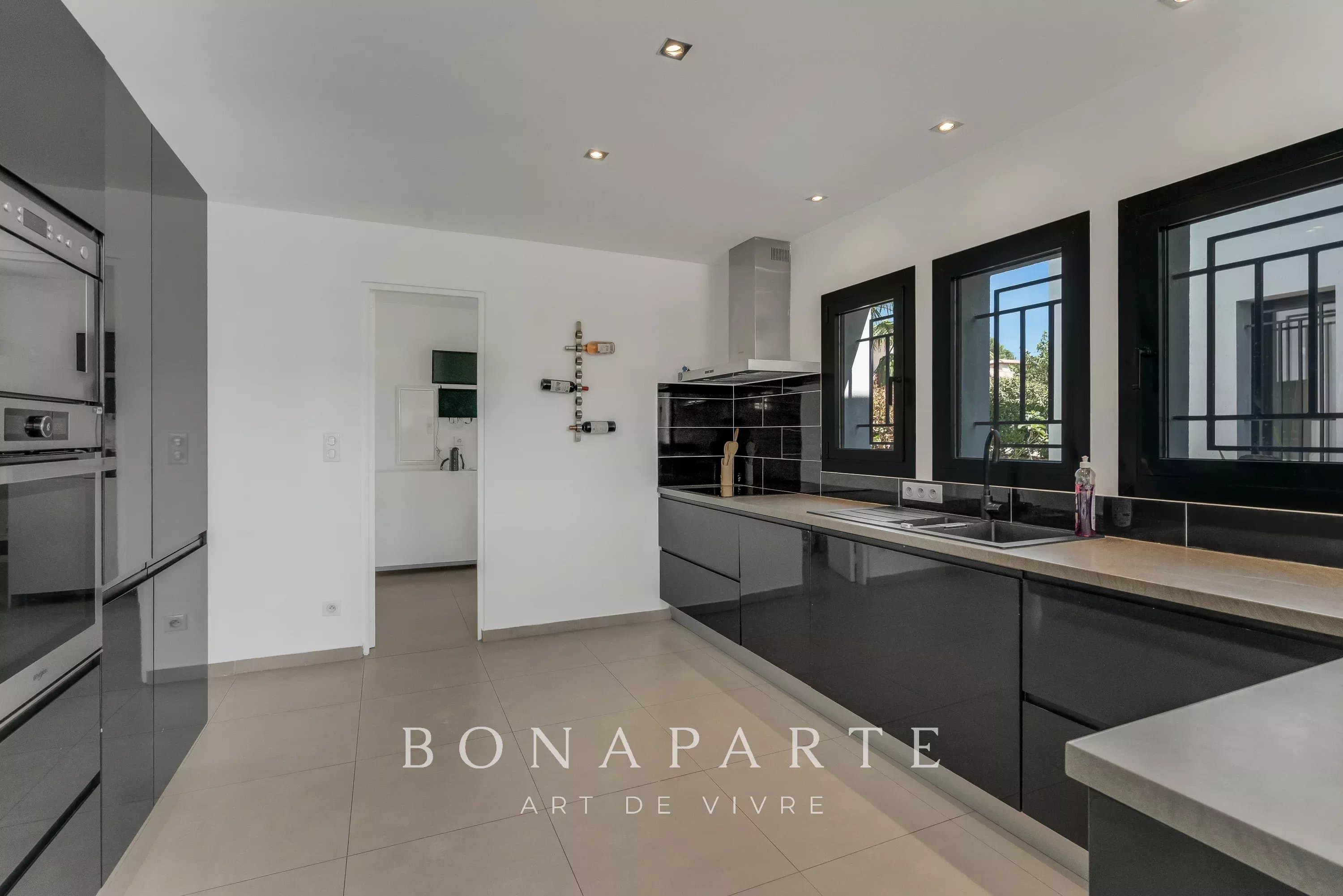 PROCHE SAINTE MAXIME - SPACIEUSE VILLA CONTEMPORAINE DE 4 CHAMBRES - Photo 7