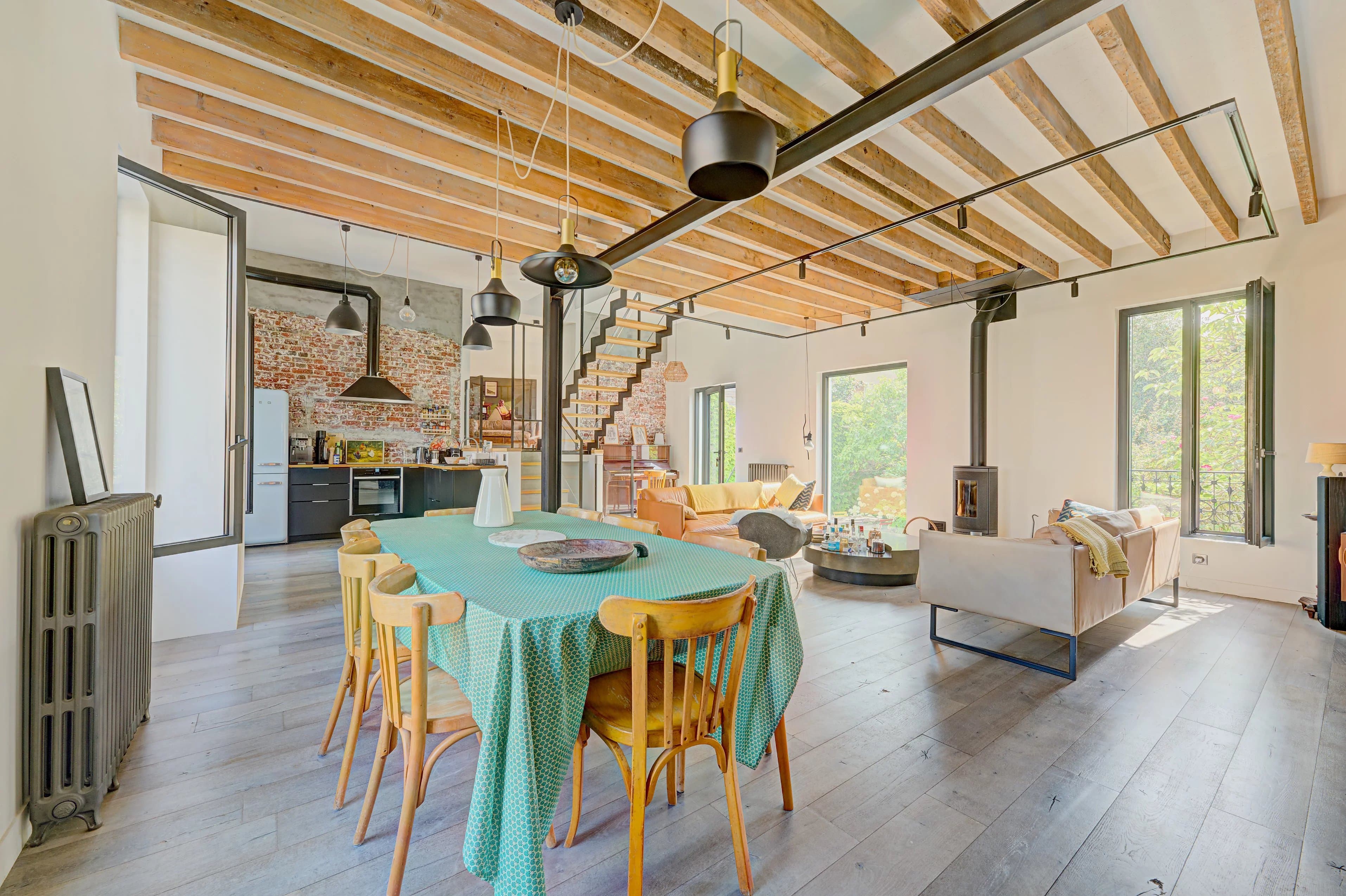 Suresnes – Élégante maison familiale de 210 m² avec jardin paysager et garage - Photo 3