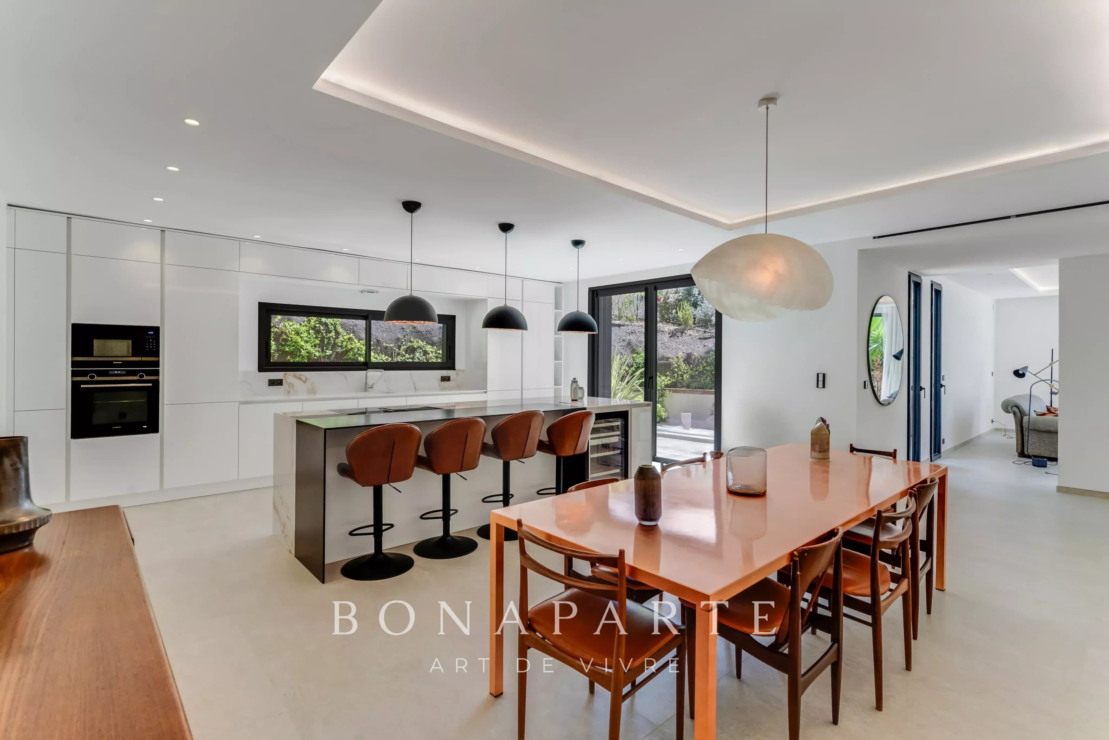 SAINTE-MAXIME - JOLIE VILLA CONTEMPORAINE DE 230m² - A PIEDS DE LA PLAGE DE LA NARTELLE - Photo 6
