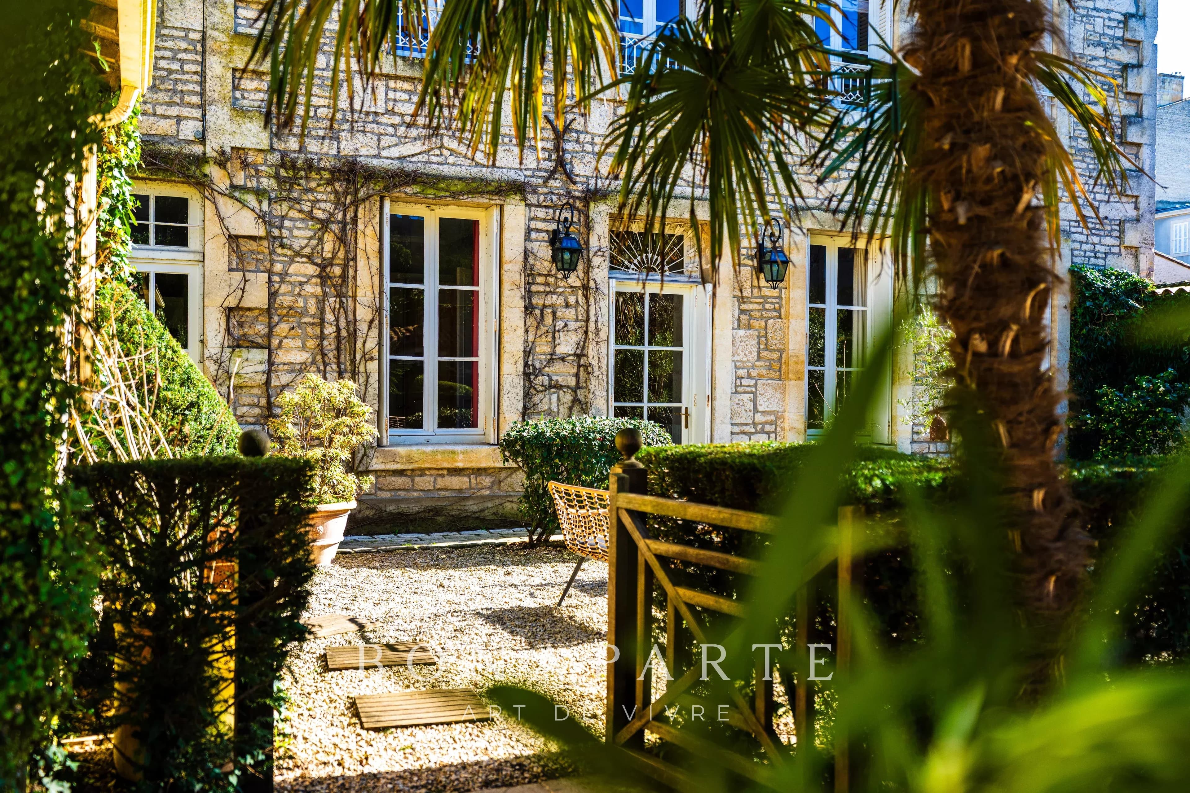 NIORT - MAISON DE CARACTÈRE ET SON JARDIN AVEC PISCINE EN CENTRE-VILLE - Photo 7