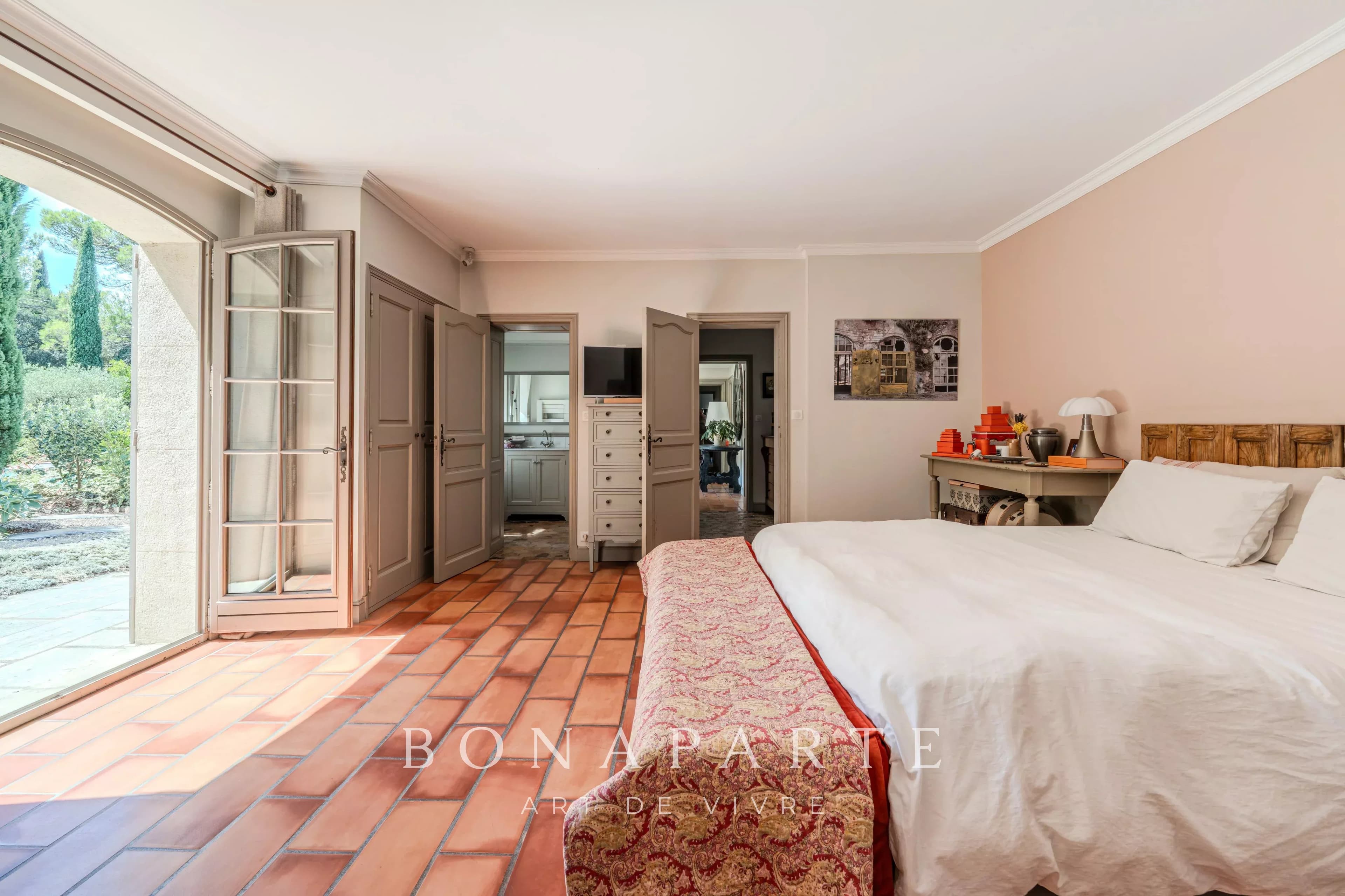 PROPRIÉTÉ DE PRESTIGE À BOULBON – 290 M² DE PLAIN-PIED AVEC PISCINE ET PARC ARBORÉ DE 6 000 M² - Photo 9