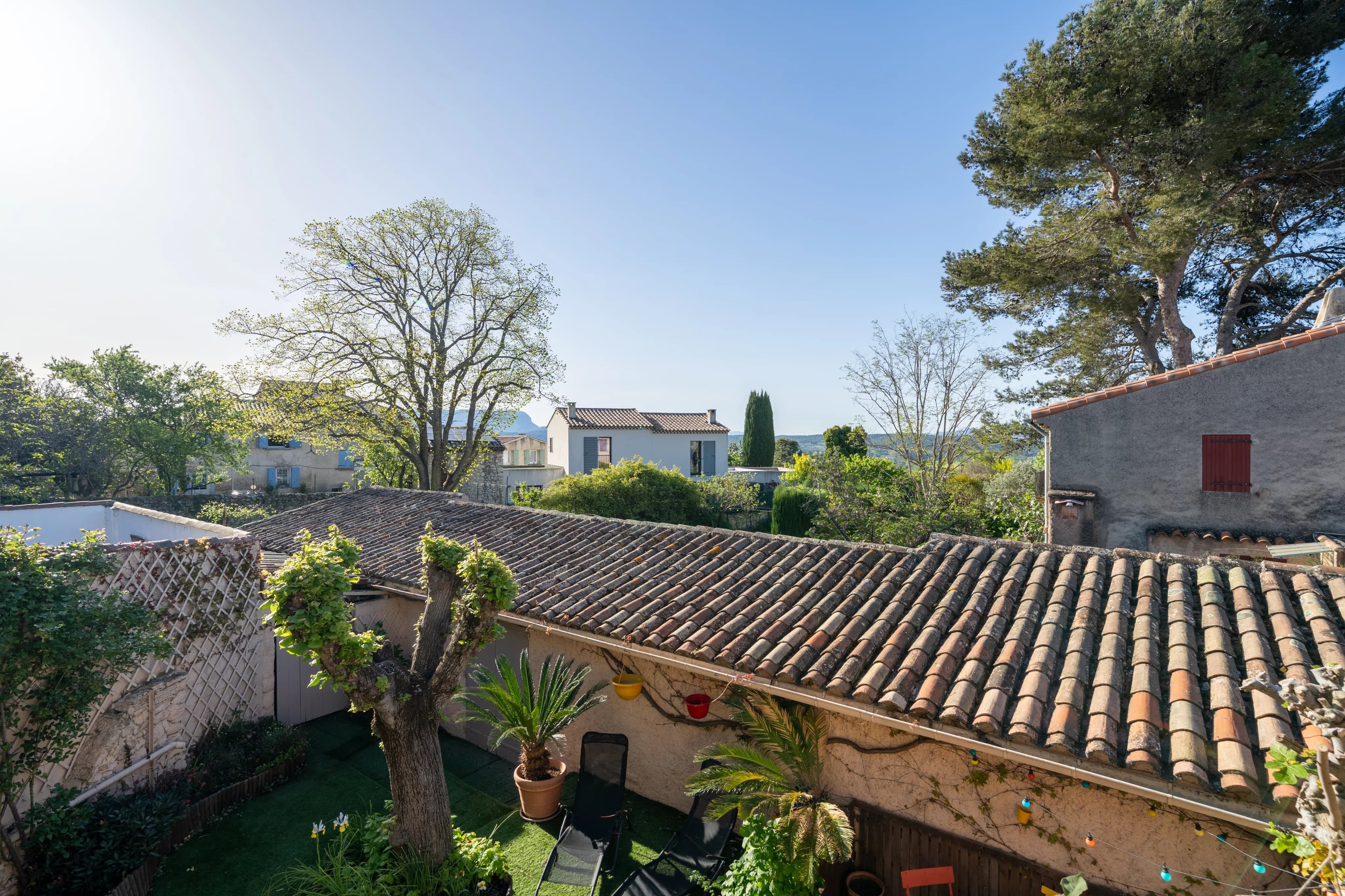 VENELLES-LE-HAUT – MAISON DE VILLAGE 137 m² – JARDIN & TERRASSES - Photo 4