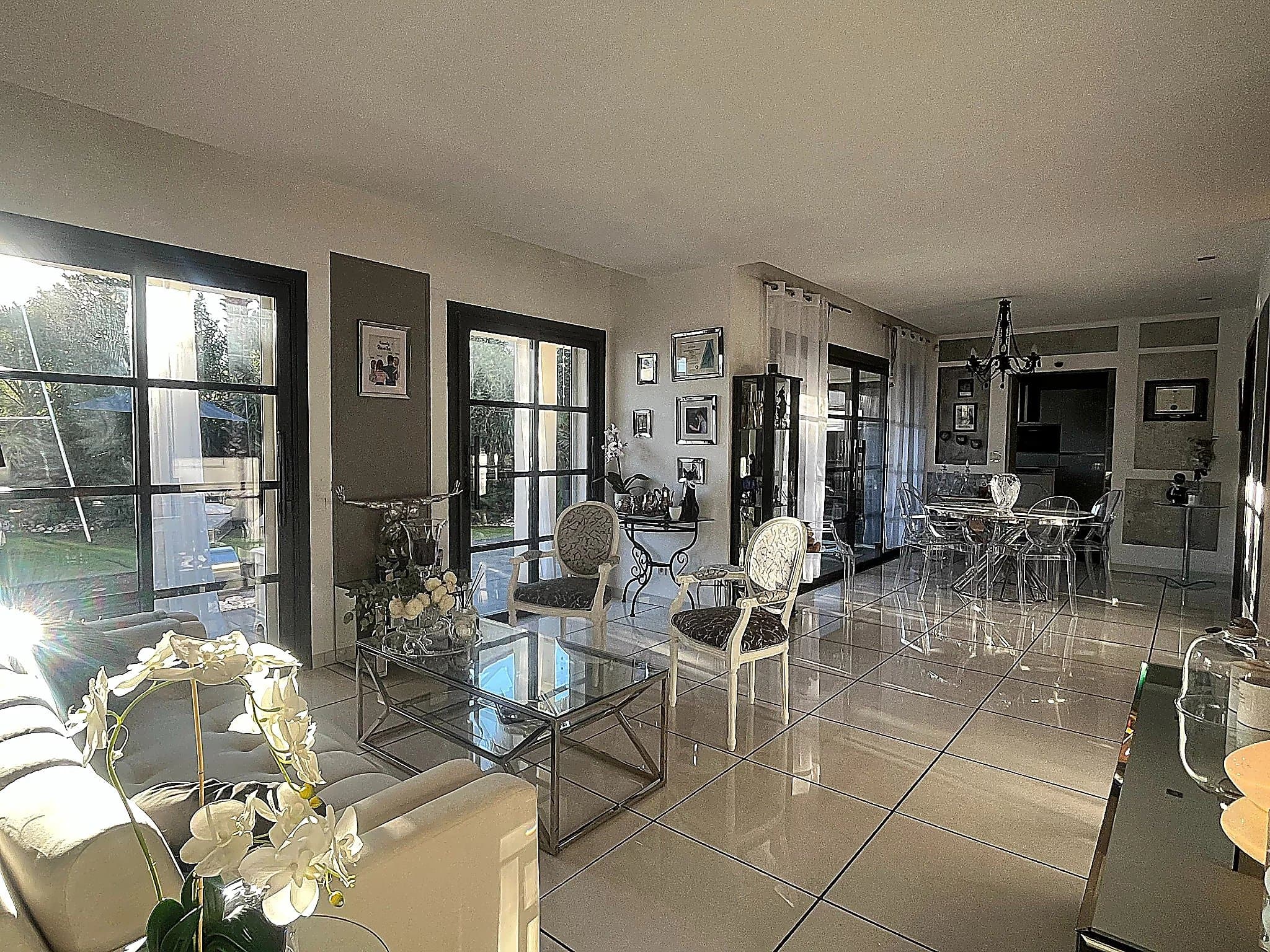Agde – Villa contemporaine 230 m² – 4 chambres dont 2 suites – Piscine – Garage double - Photo 4