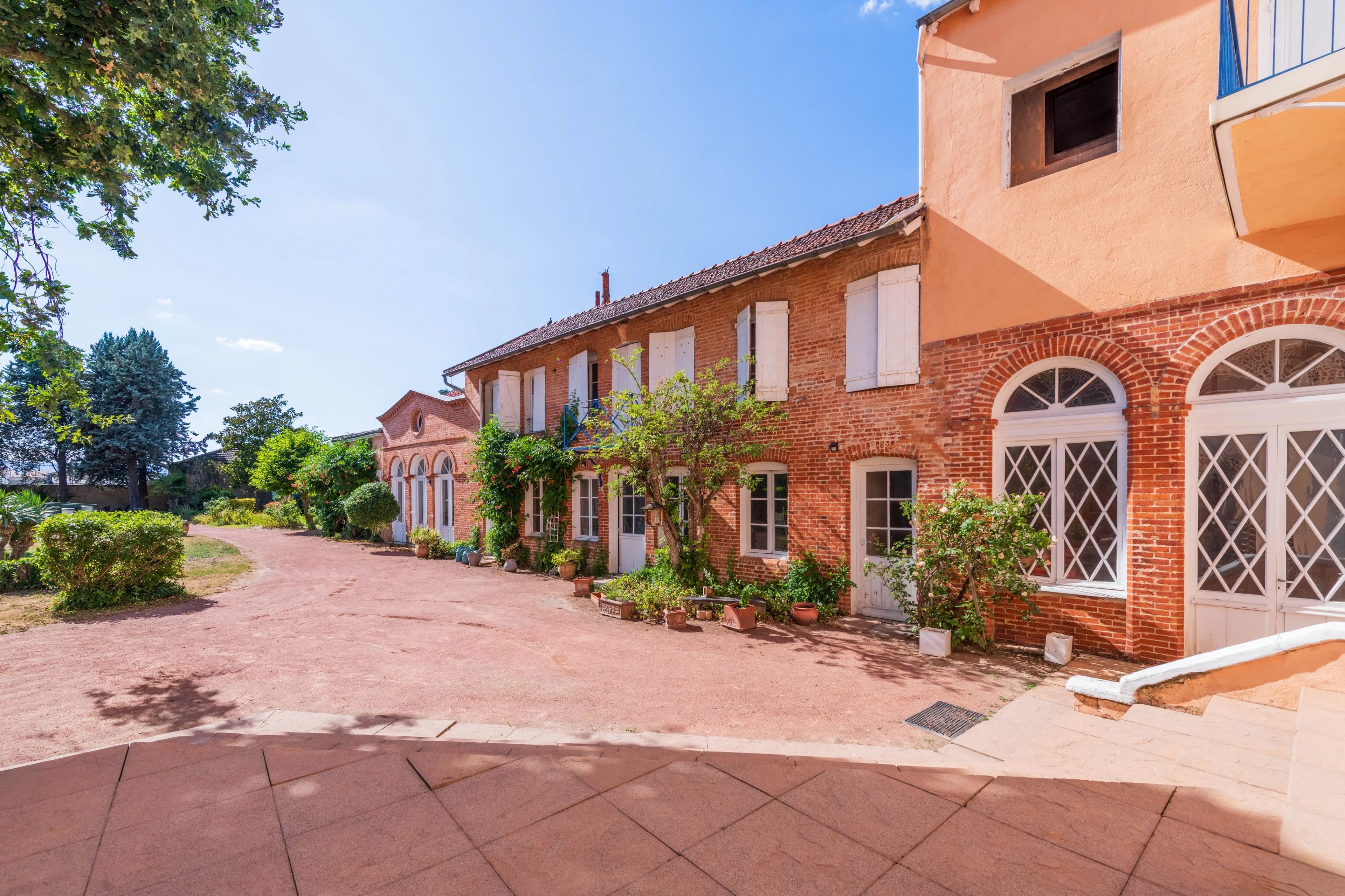 ÉLÉGANTE MAISON BOURGEOISE AU CŒUR D'UN PARC PRIVÉ EN HYPERCENTRE DE ROANNE - Photo 3