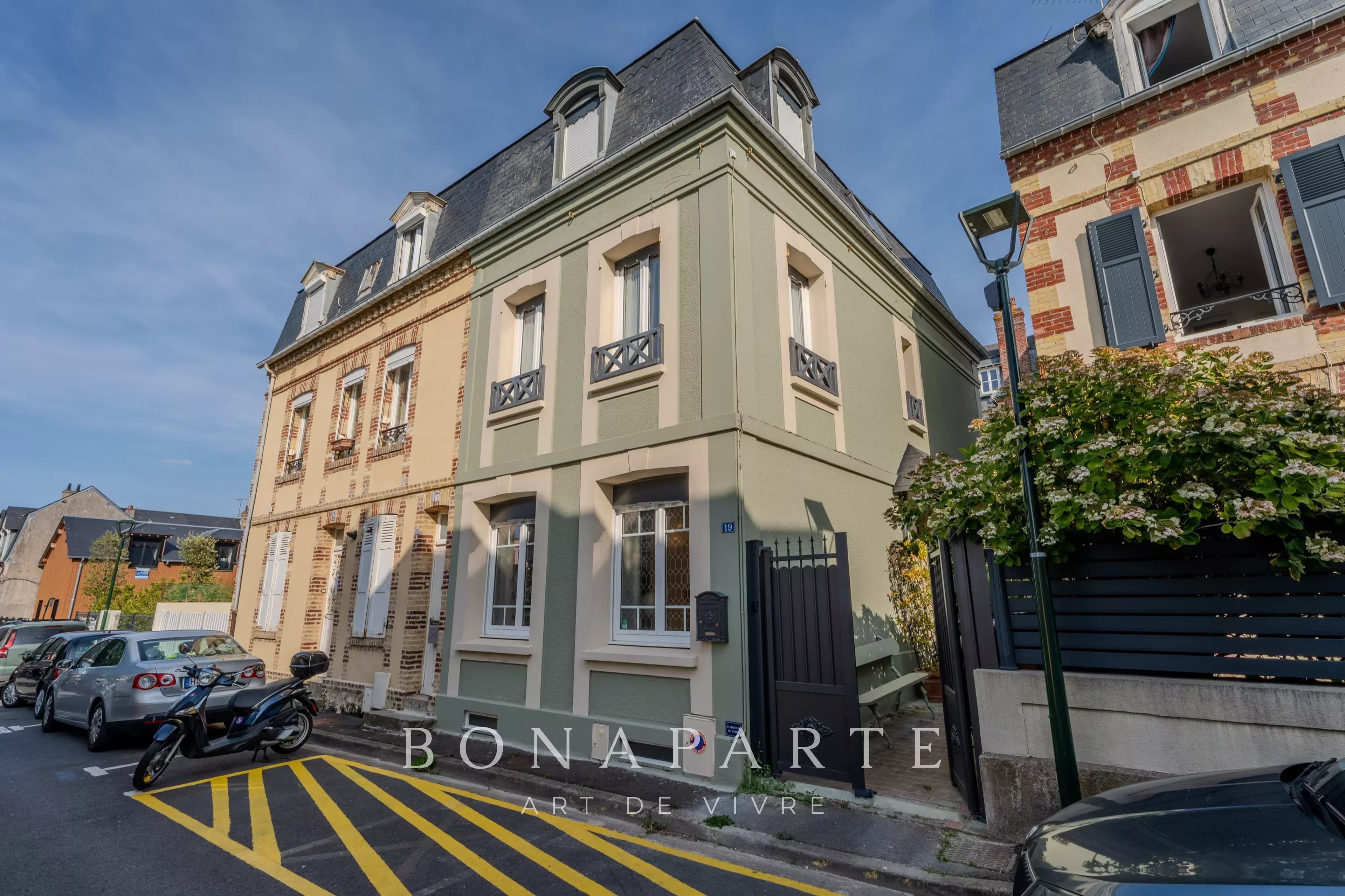 VILLERVILLE – THE ELEGANCE OF A VILLAGE HOUSE JUST A FEW STEPS FROM THE SEA