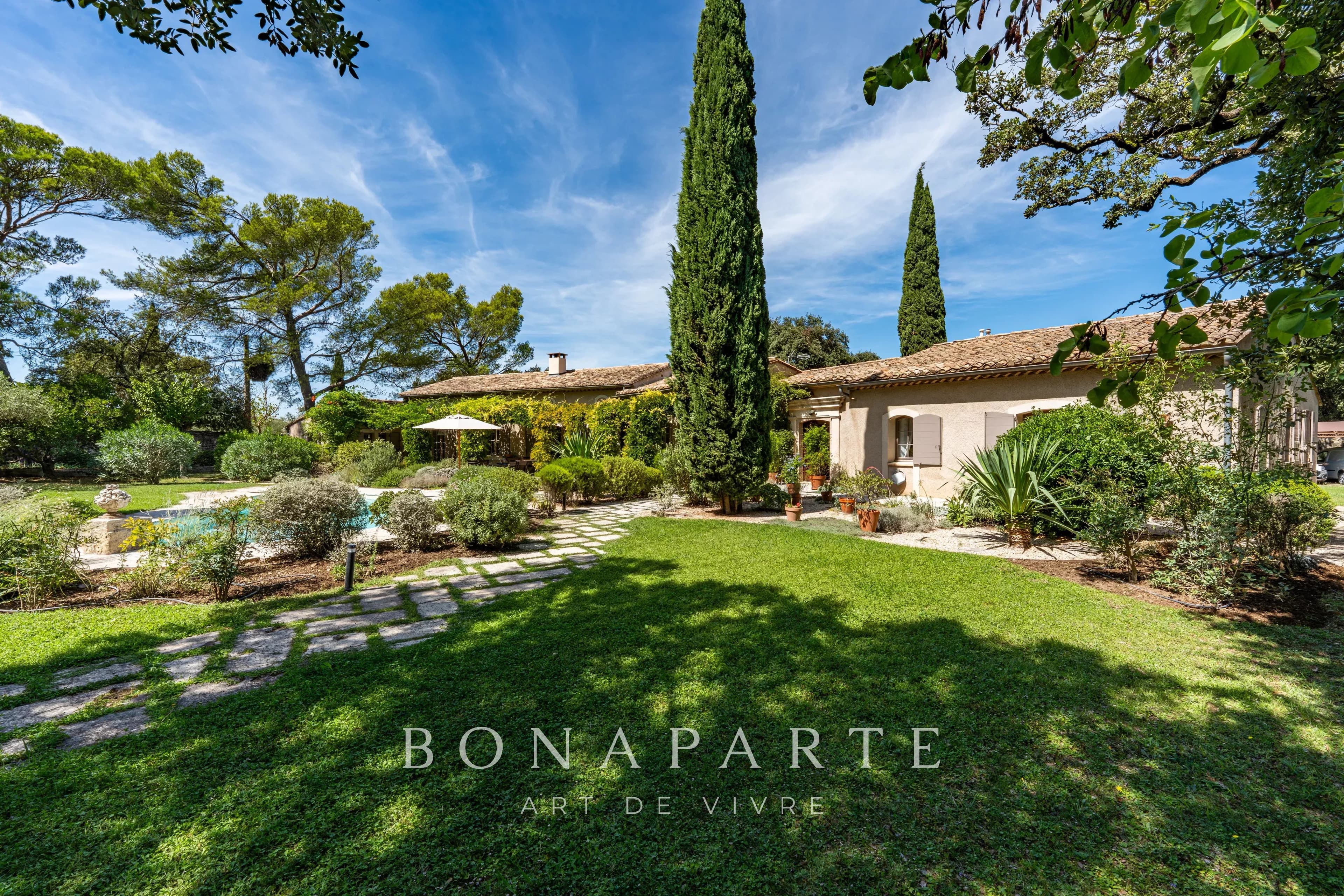 PROPRIÉTÉ DE PRESTIGE À BOULBON – 290 M² DE PLAIN-PIED AVEC PISCINE ET PARC ARBORÉ DE 6 000 M² - Photo 3