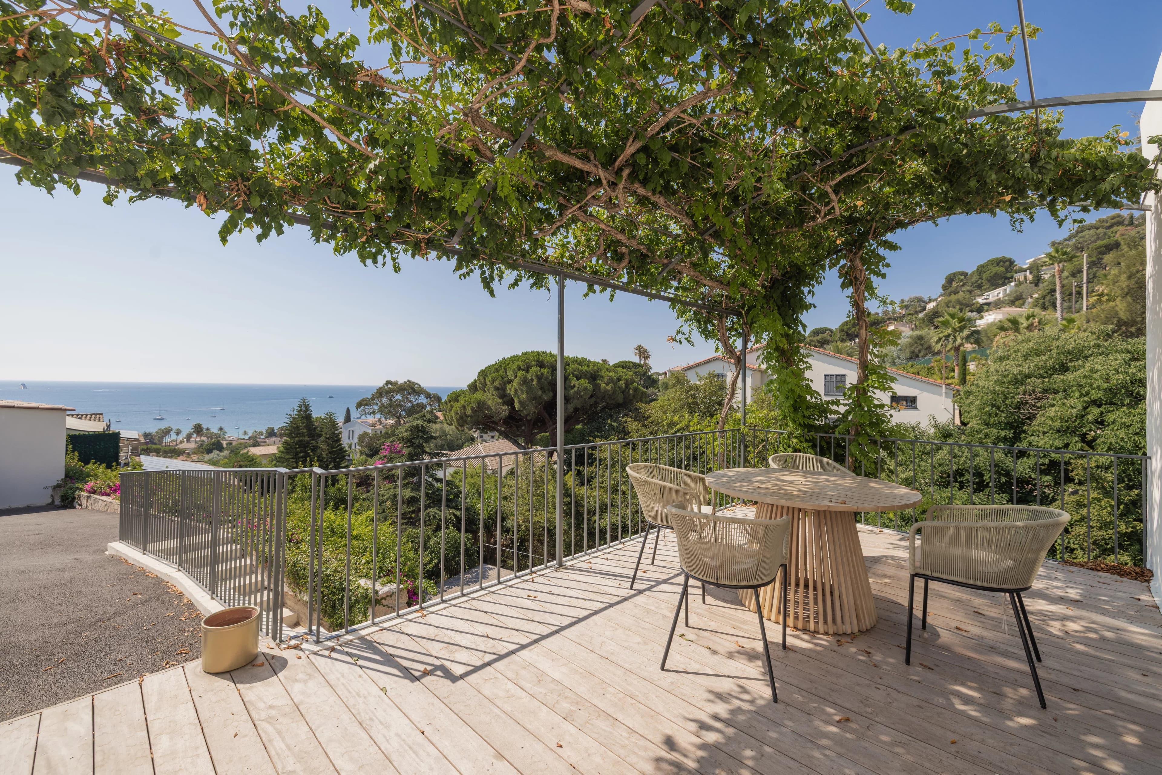 Aux portes de SUPER CANNES, élégante villa entiérement rénovée - vue mer panoramique - position dominante - Photo 4