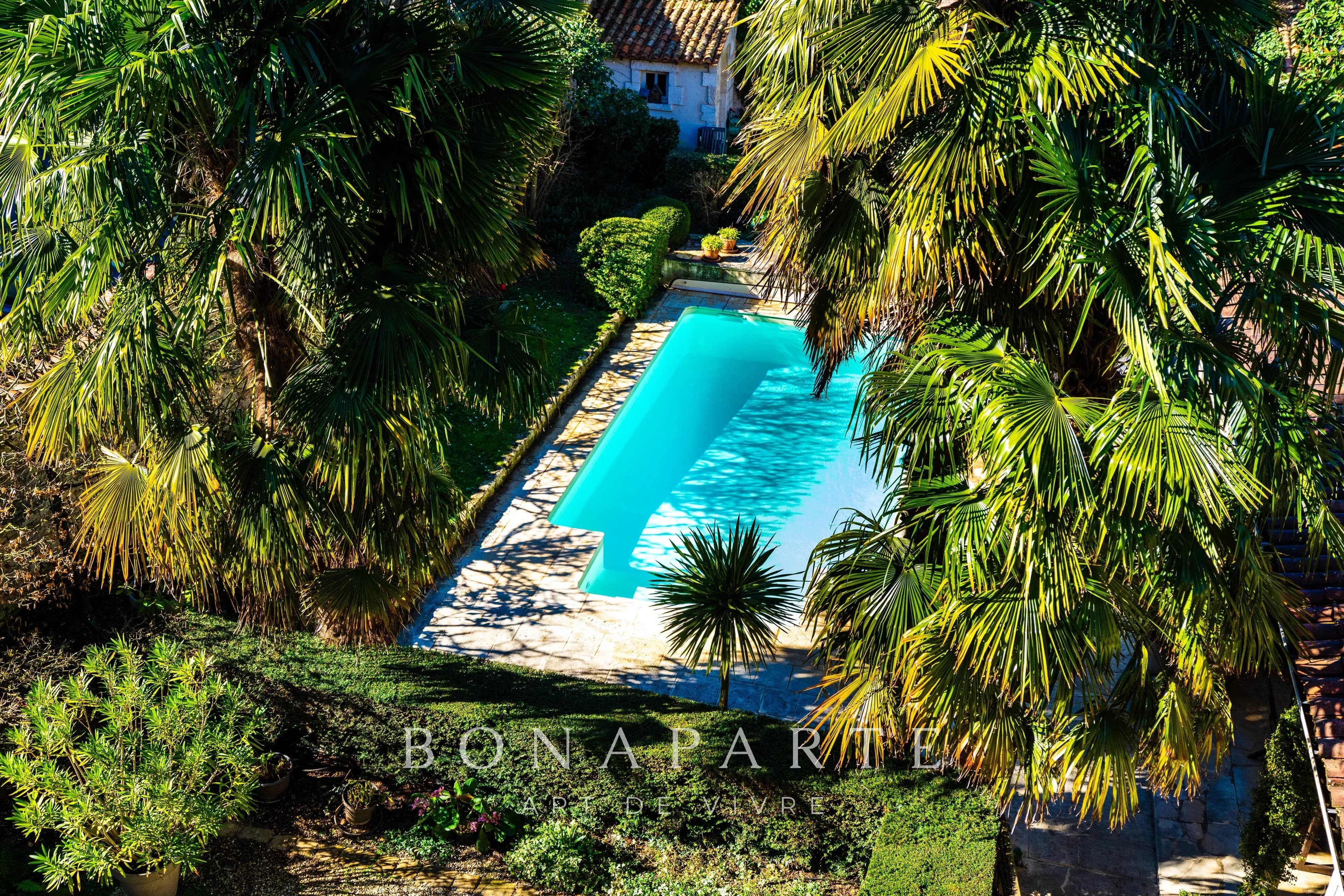 NIORT - CHARACTER HOUSE AND ITS GARDEN WITH POOL IN THE CITY CENTER