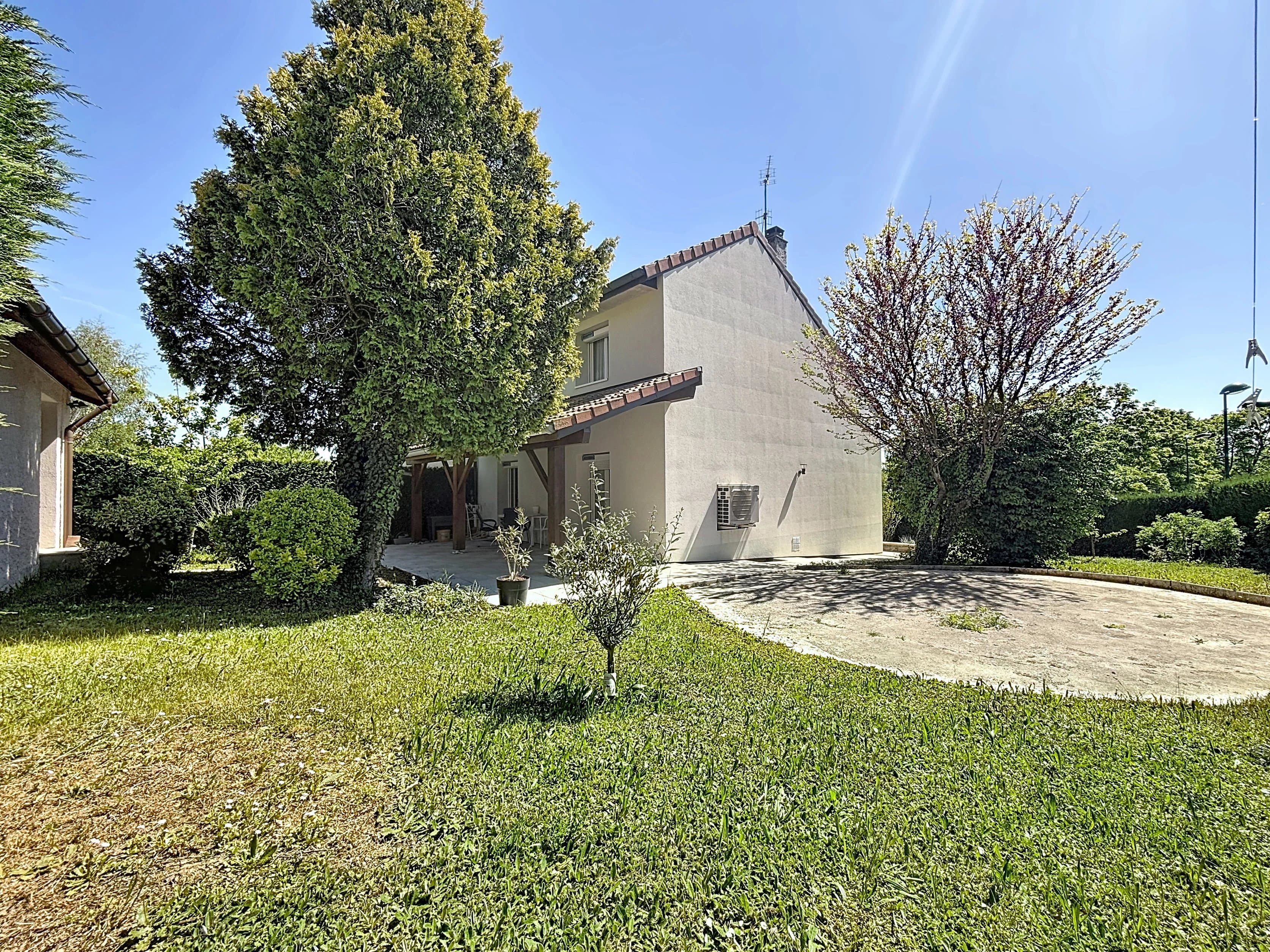 ÉCHENEVEX - MAISON FAMILIALE AVEC JARDIN - Photo 1