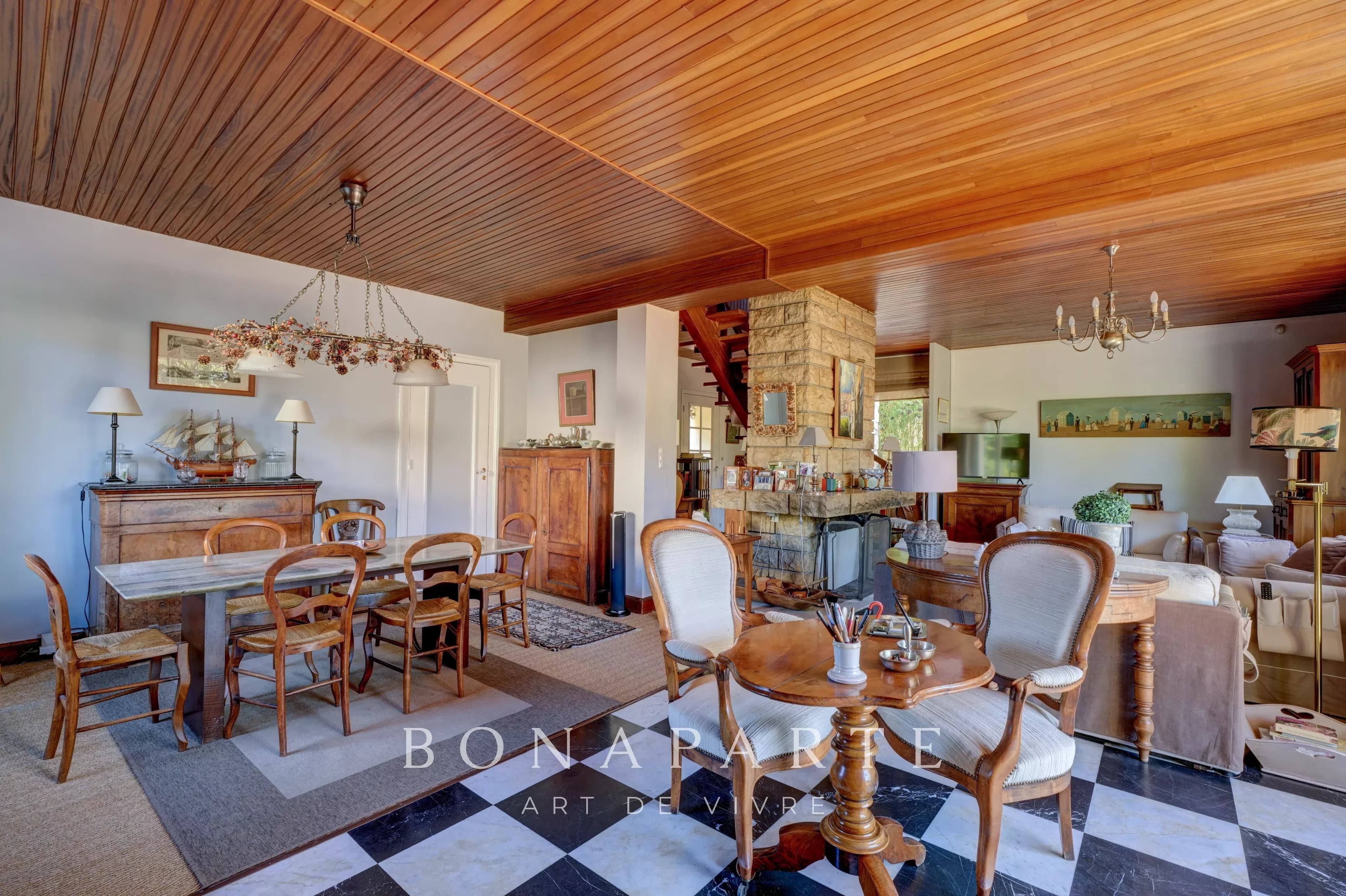 DÉCINES – PROPRIÉTÉ FAMILIALE 197 M² – MAISON PRINCIPALE & MAISON INDÉPENDANTE – TERRAIN 664 M² - Photo 6