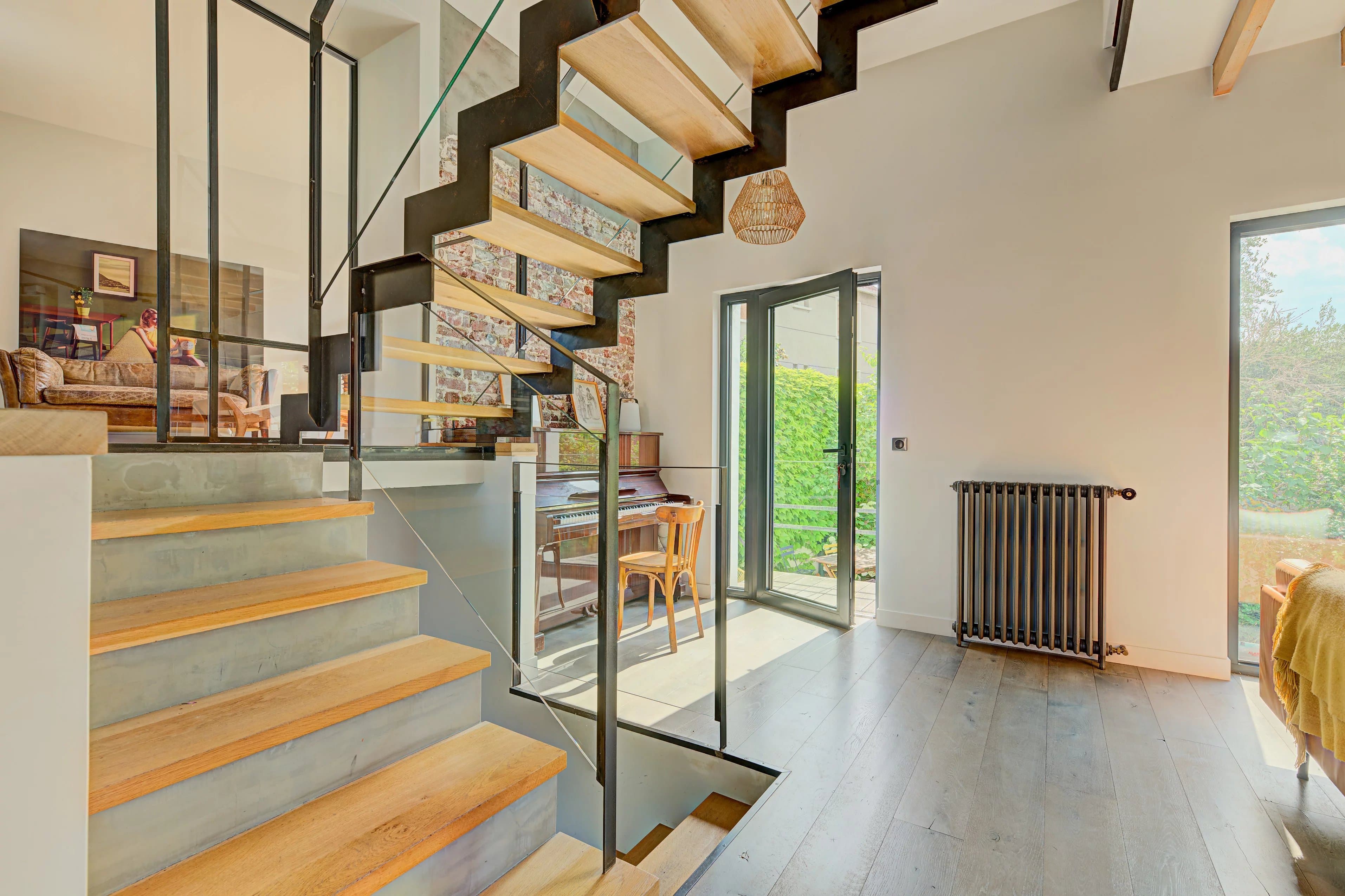 Suresnes – Élégante maison familiale de 210 m² avec jardin paysager et garage - Photo 8