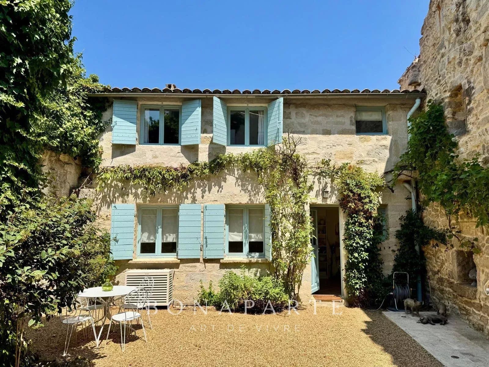 PROCHE DE SAINT-REMY-DE-PROVENCE - MAISON DE VILLAGE DE CARACTERE AVEC ANNEXE