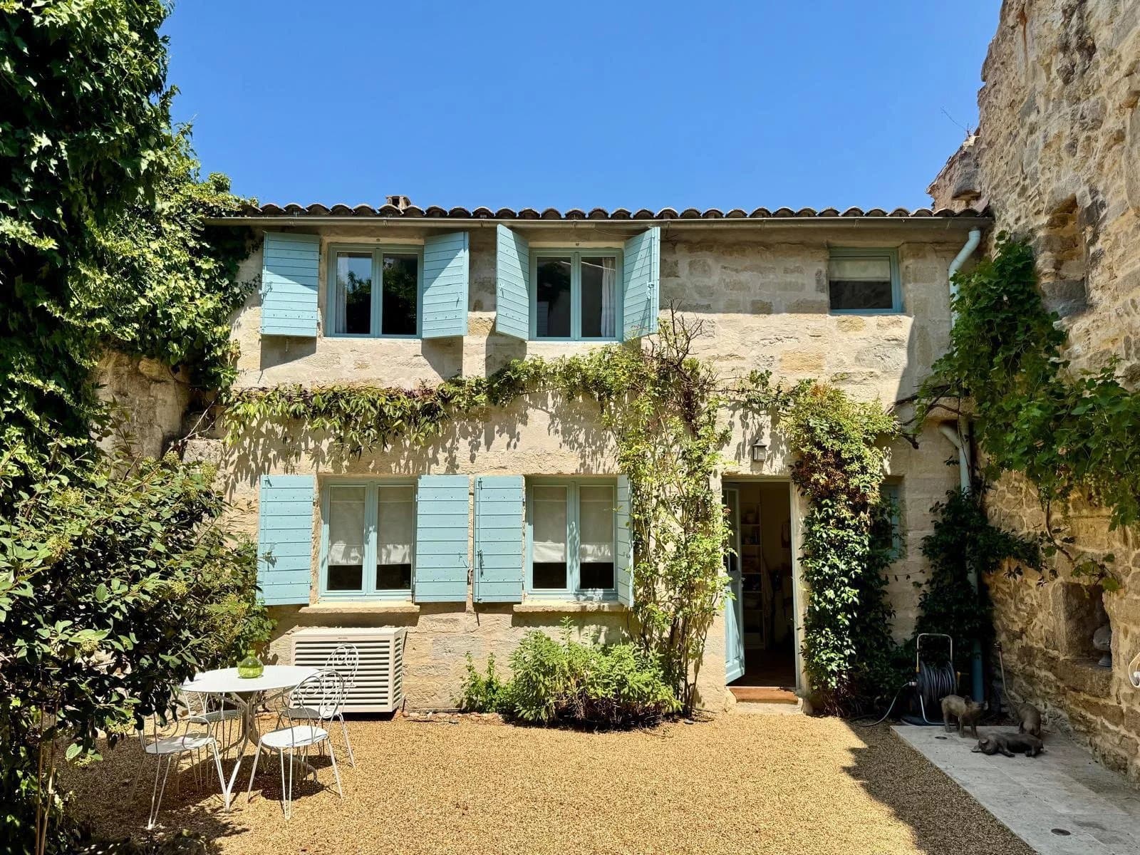 PROCHE DE SAINT-REMY-DE-PROVENCE - MAISON DE VILLAGE DE CARACTERE AVEC ANNEXE