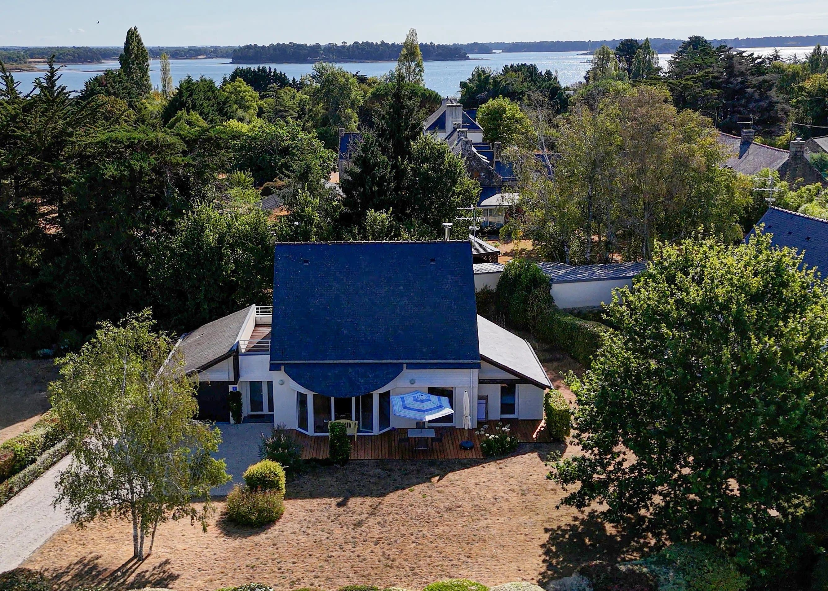 GOLFE DU MORBIHAN, LOCMARIAQUER : MAISON 4 CHAMBRES, JARDIN PAYSAGÉ DE 975 M², LE GOLFE À 300 M À PIED