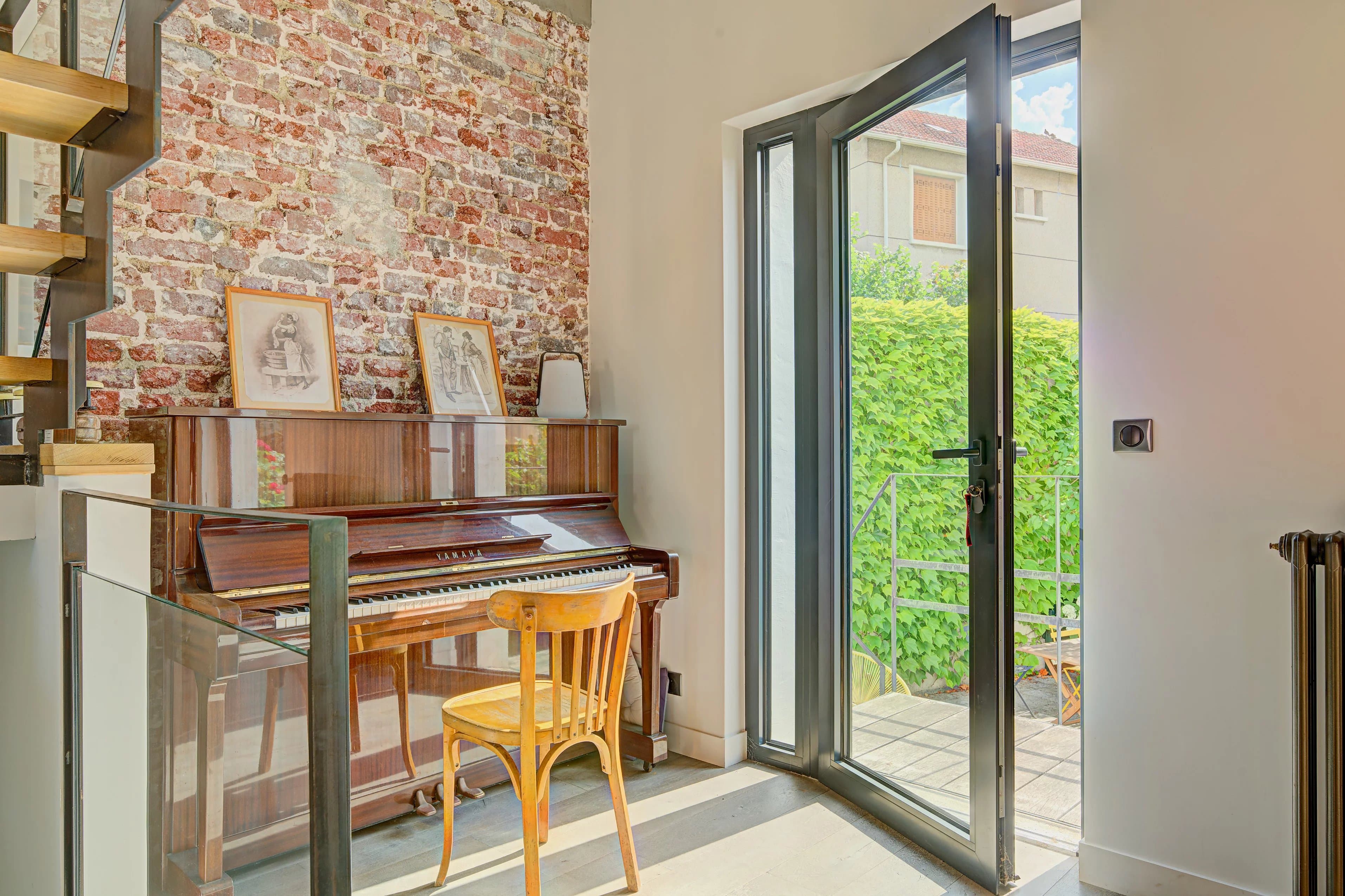 Suresnes – Élégante maison familiale de 210 m² avec jardin paysager et garage - Photo 9