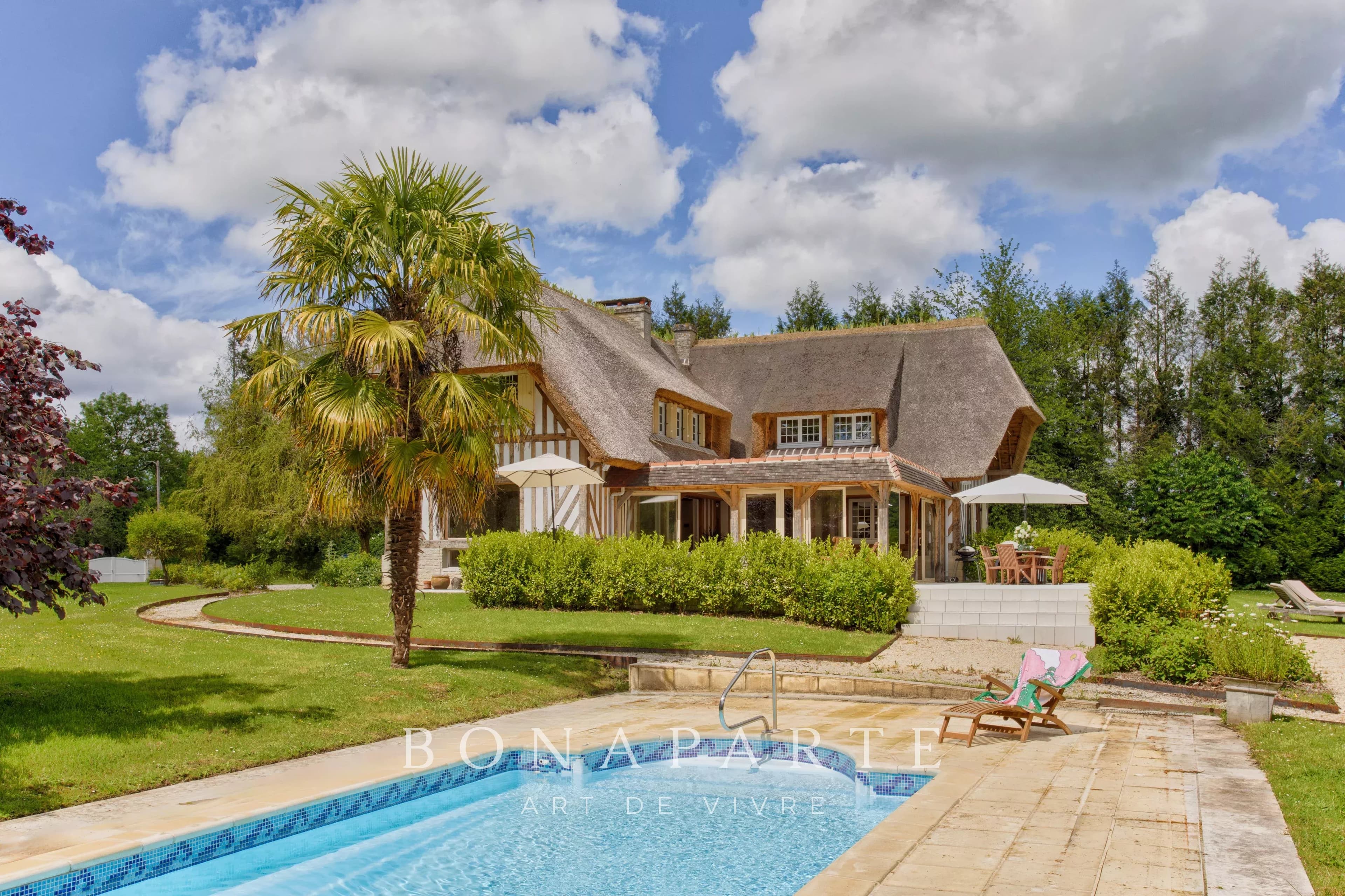 ÉLÉGANTE CHAUMIÈRE AVEC PISCINE ET TENNIS, À 10 MINUTES DES PLAGES