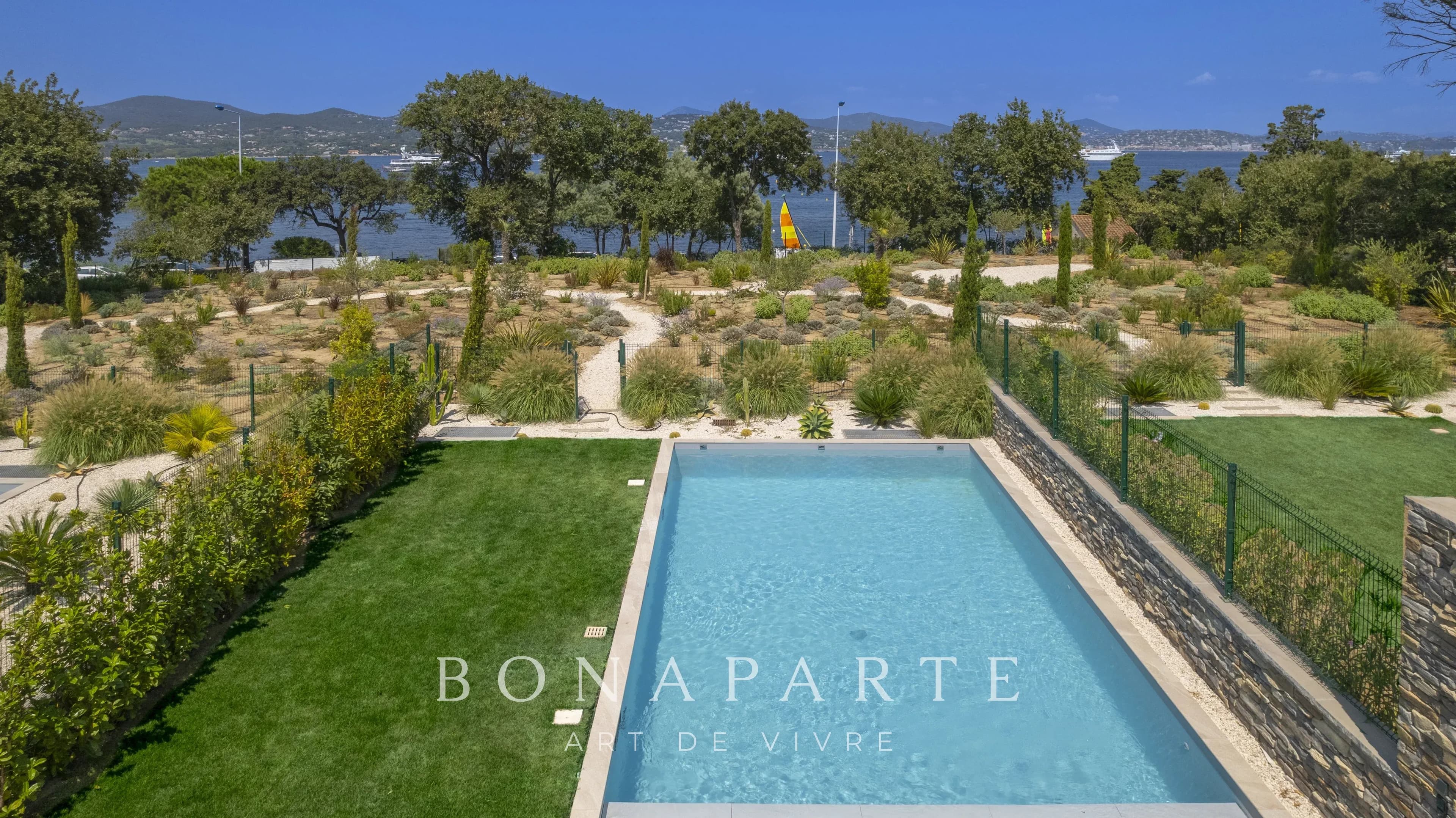 GASSIN - Superbe appartement contemporain avec piscine - Photo 1