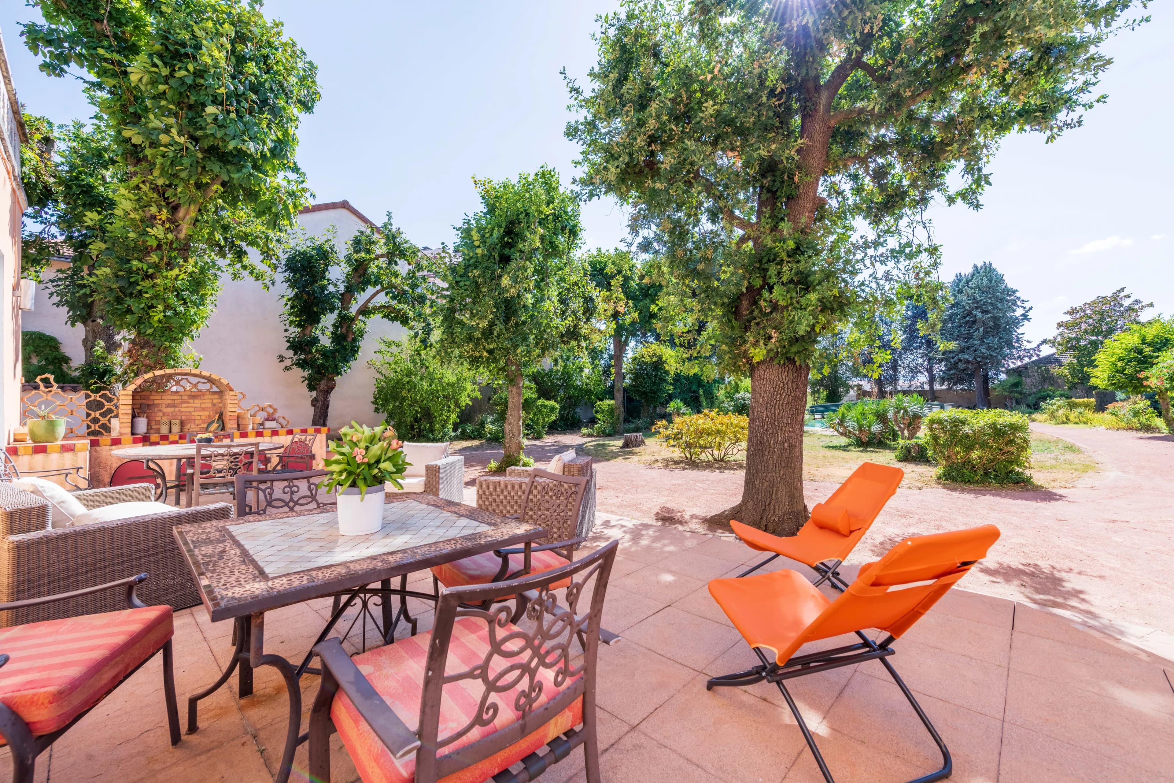 ÉLÉGANTE MAISON BOURGEOISE AU CŒUR D'UN PARC PRIVÉ EN HYPERCENTRE DE ROANNE - Photo 4