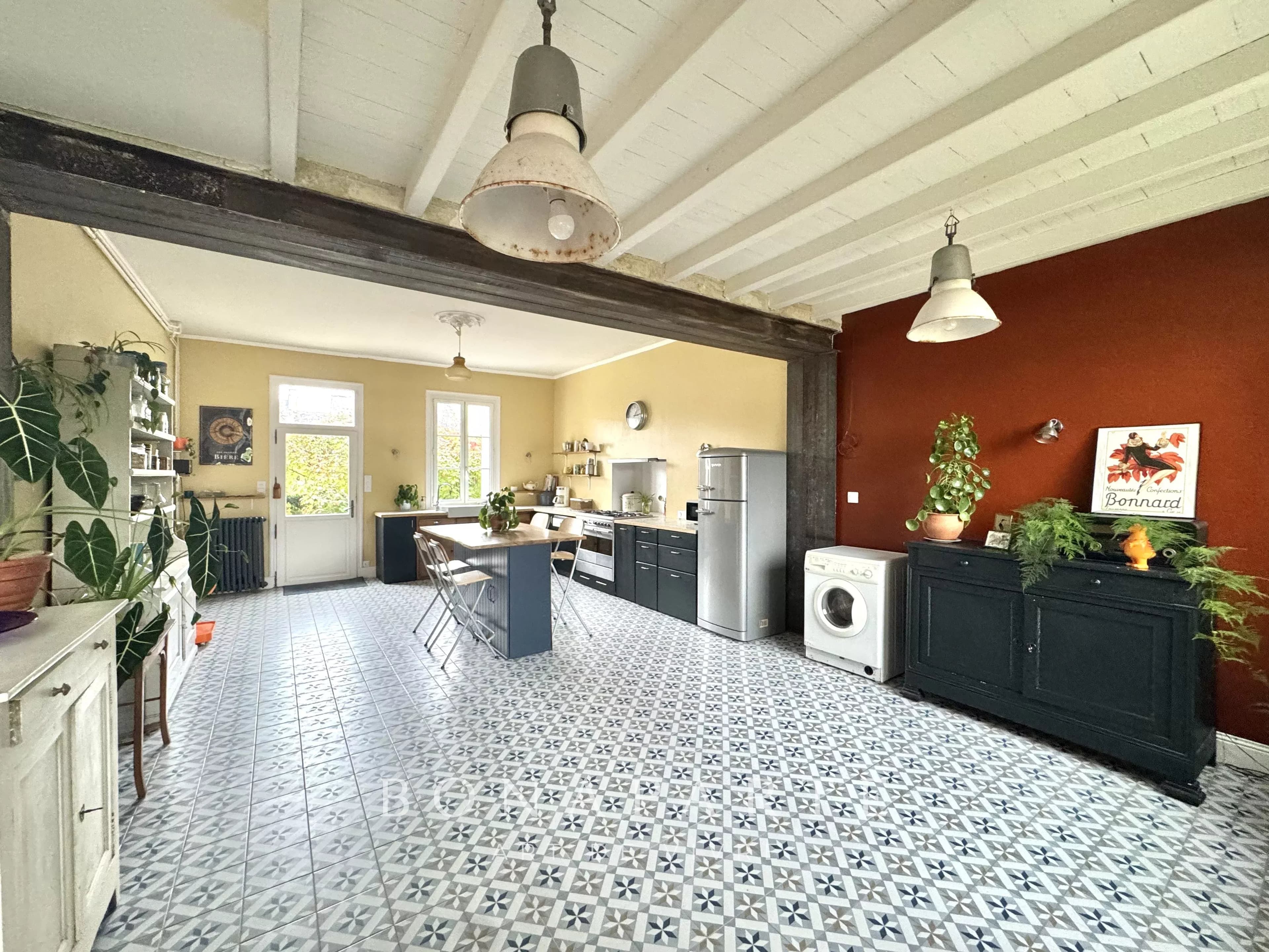 Chacé - Maison de caractère en tuffeau – Terrain d’environ 3 000 m² – Dépendances - Photo 6