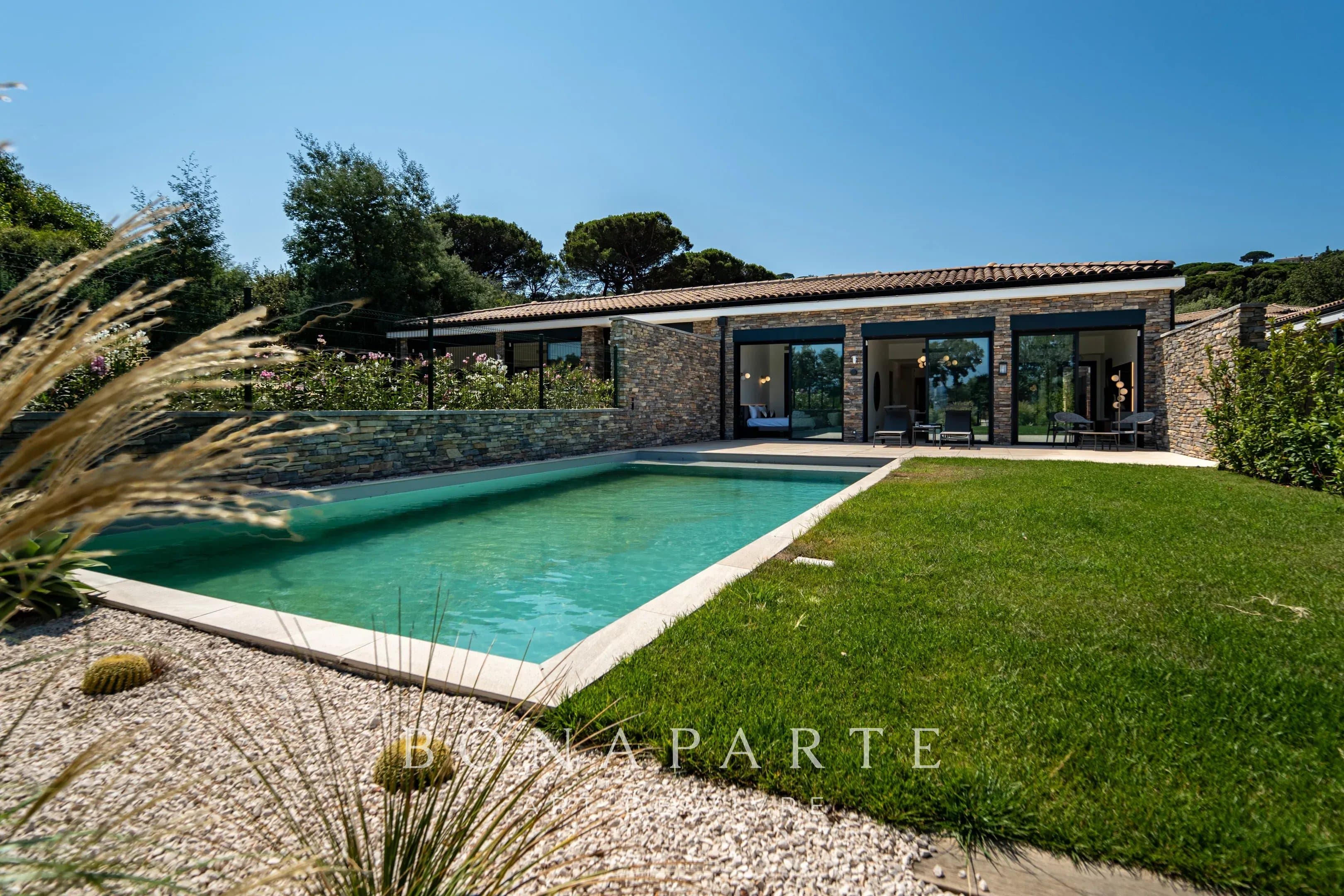 GASSIN - Superbe appartement contemporain avec piscine - Photo 3