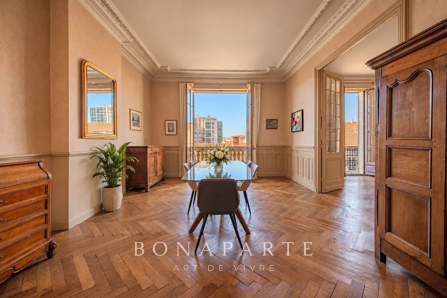Élégant appartement haussmannien au cœur de Roanne - Photo 1