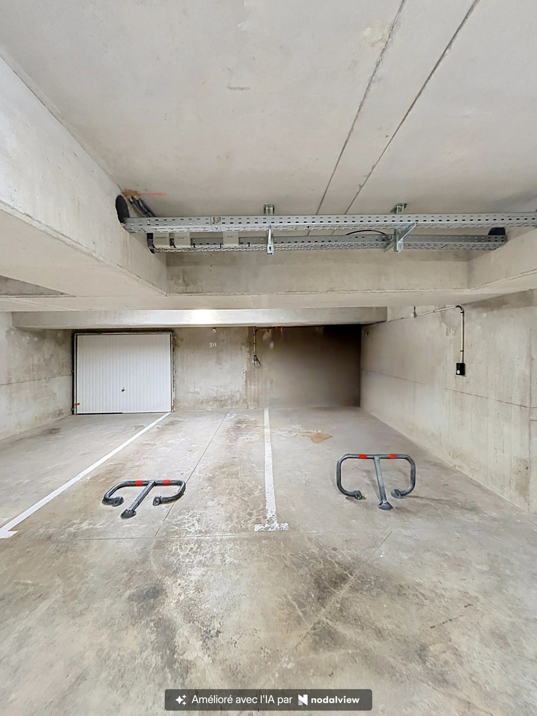 CROZET | DEUX PLACES DE PARKING EN SOUS-SOL | PRISE IRVE + STANDARD - Photo 1