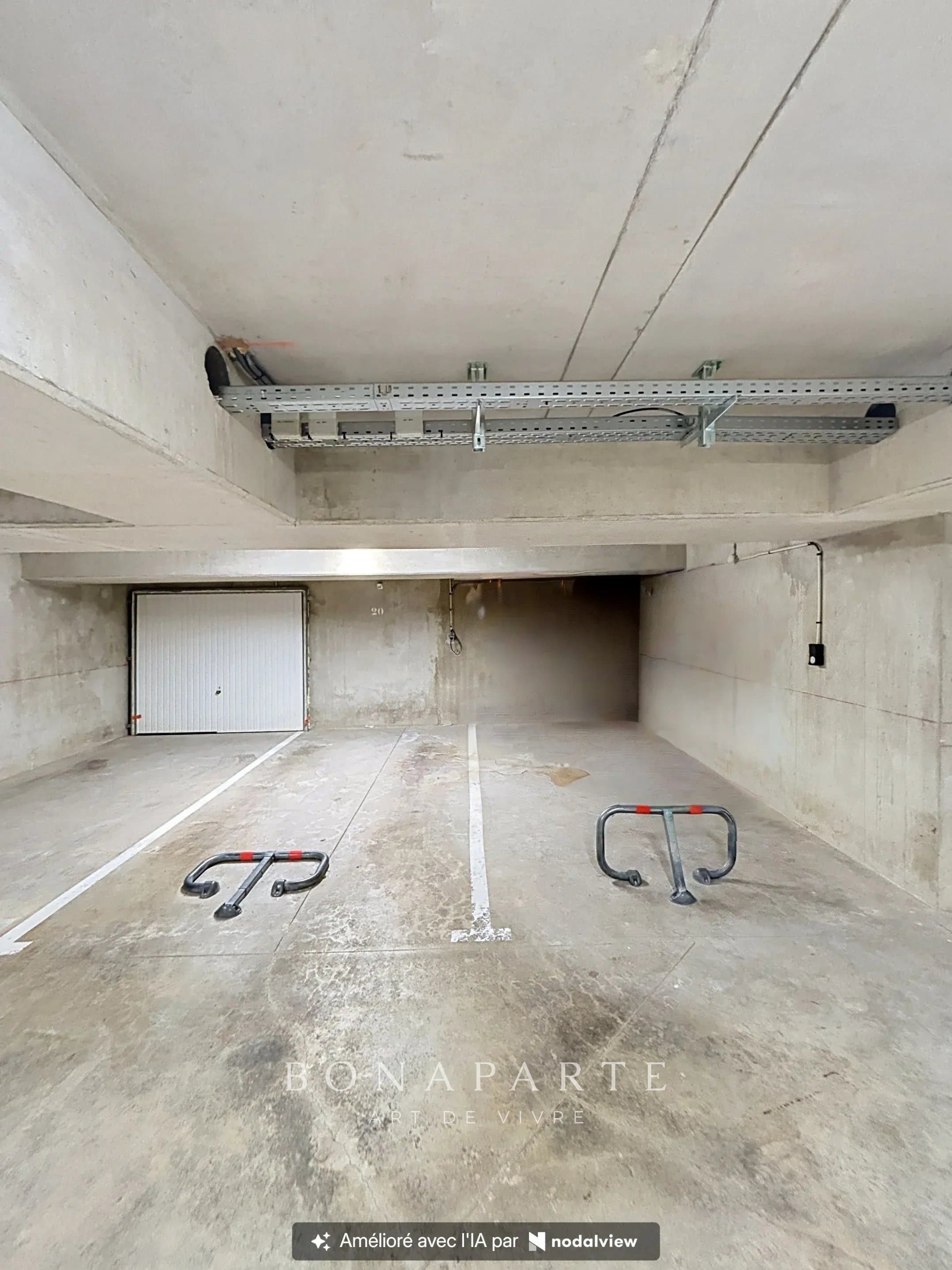 CROZET | DEUX PLACES DE PARKING EN SOUS-SOL | PRISE IRVE + STANDARD - Photo 1