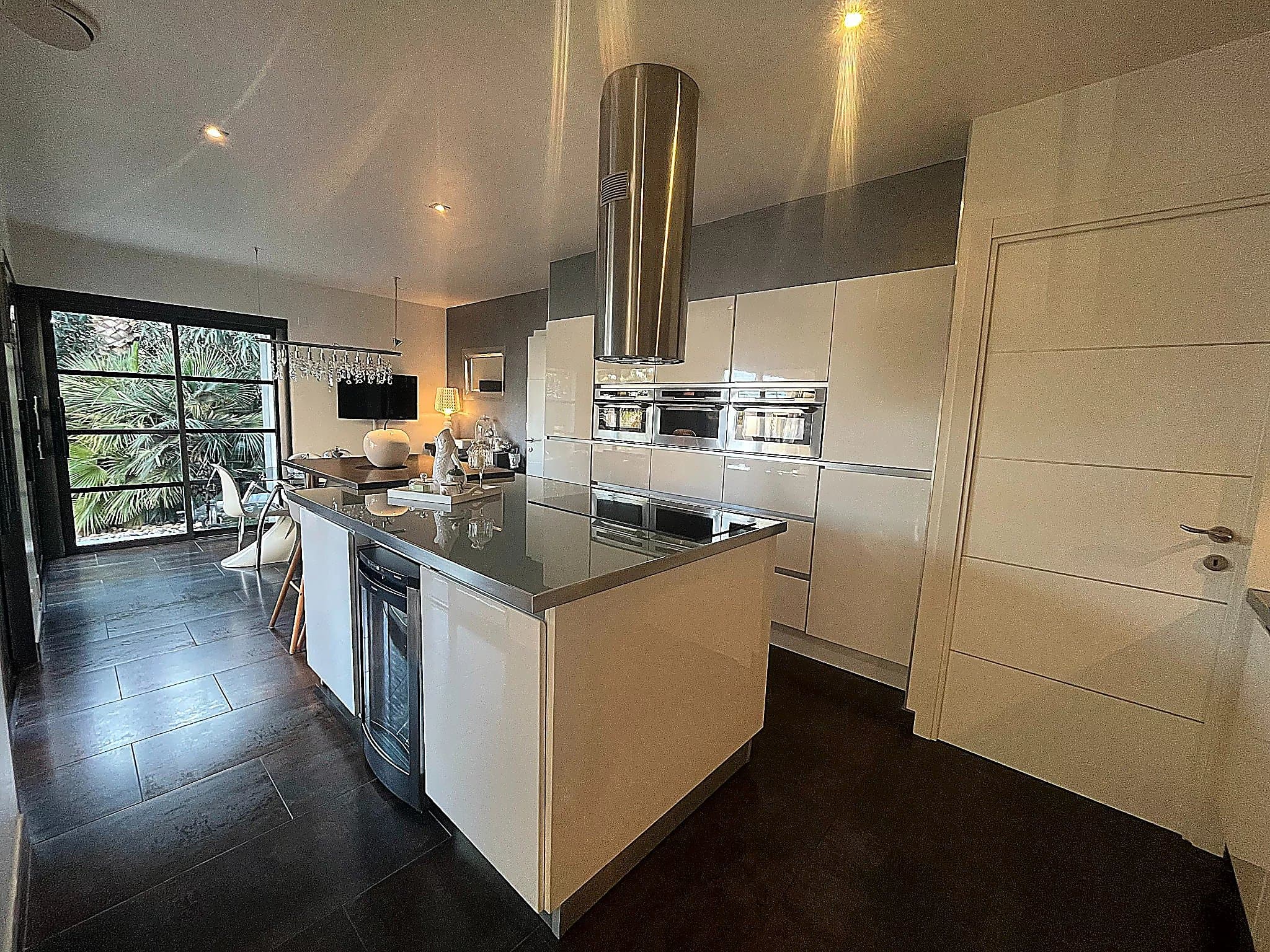 Agde – Villa contemporaine 230 m² – 4 chambres dont 2 suites – Piscine – Garage double - Photo 5