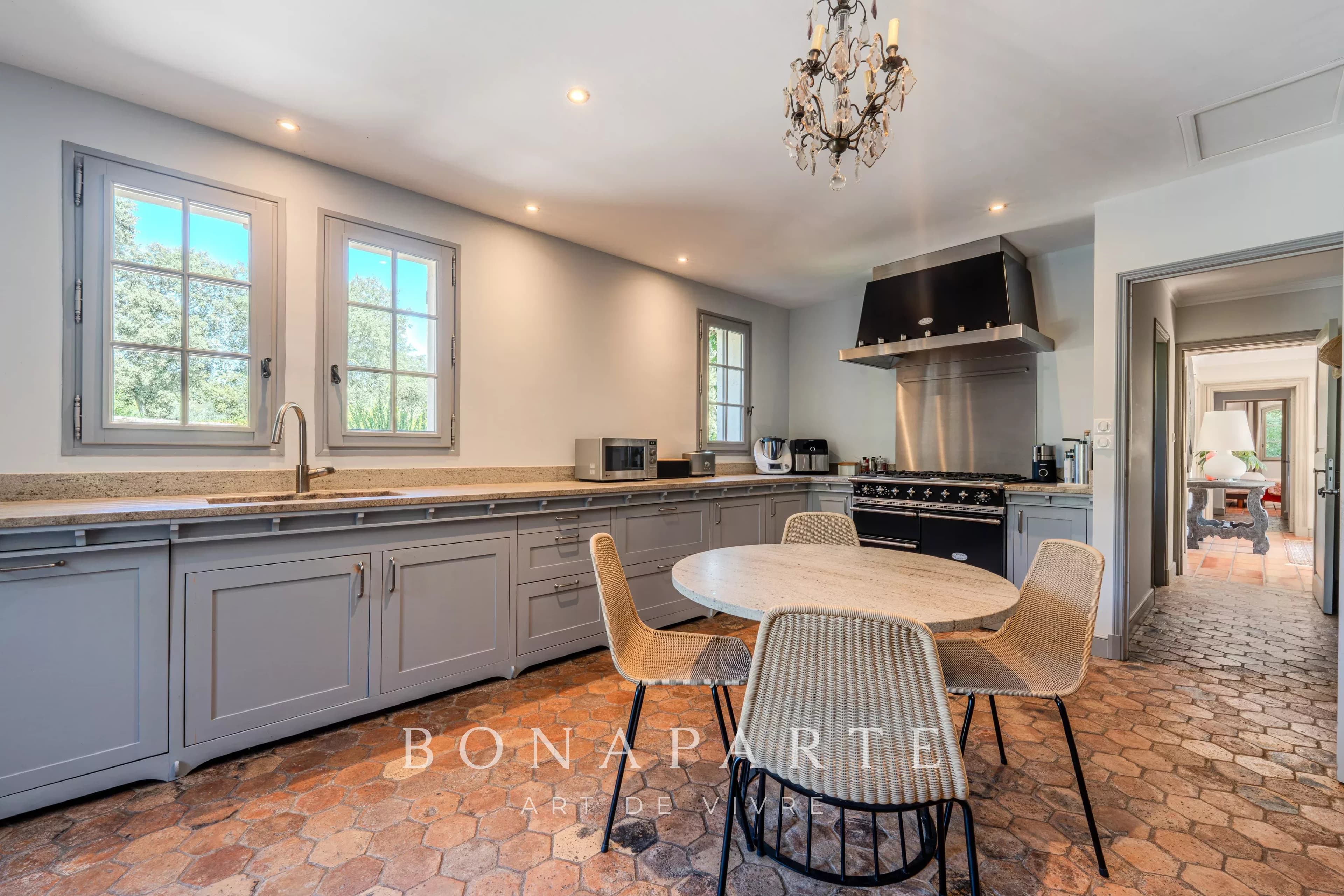 PROPRIÉTÉ DE PRESTIGE À BOULBON – 290 M² DE PLAIN-PIED AVEC PISCINE ET PARC ARBORÉ DE 6 000 M² - Photo 8