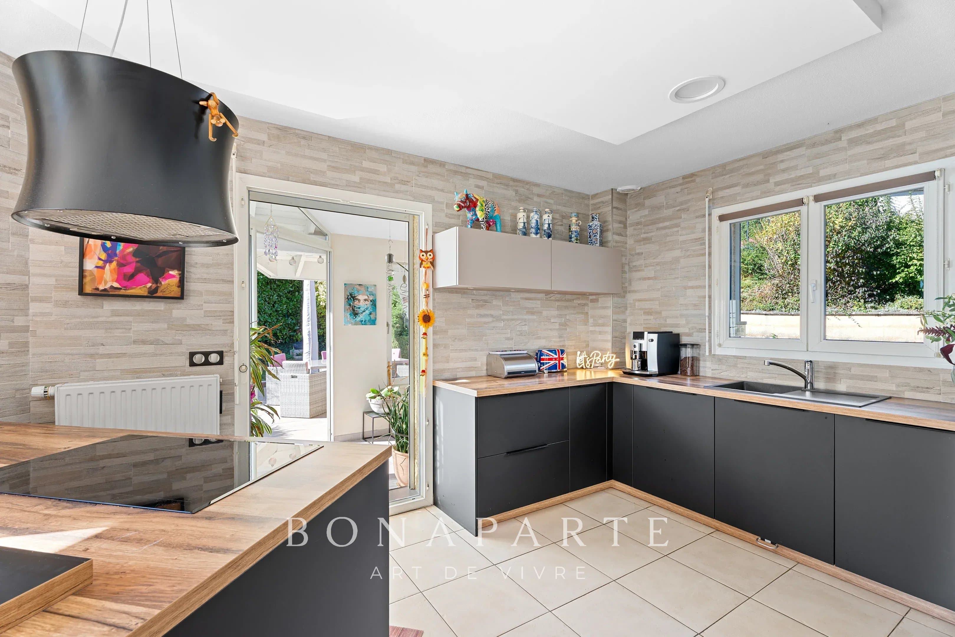 CROZET – MAISON INDIVIDUELLE – NOMBREUSES ANNEXES, POSSIBILITÉ DE STUDIO INDÉPENDANT, JARDIN PISCINABLE - Photo 6