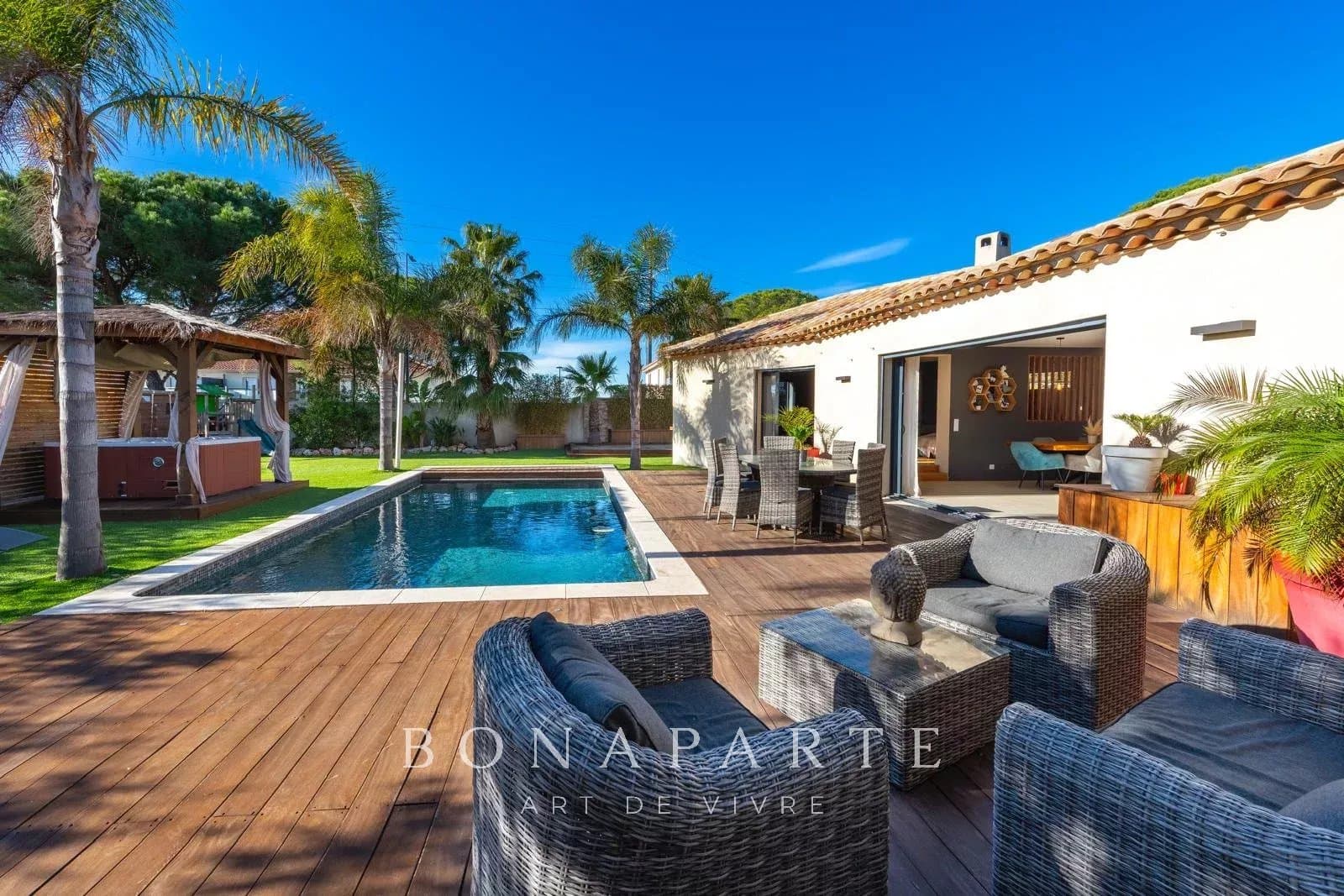 Superbe villa récente située à Puget-sur-Argens