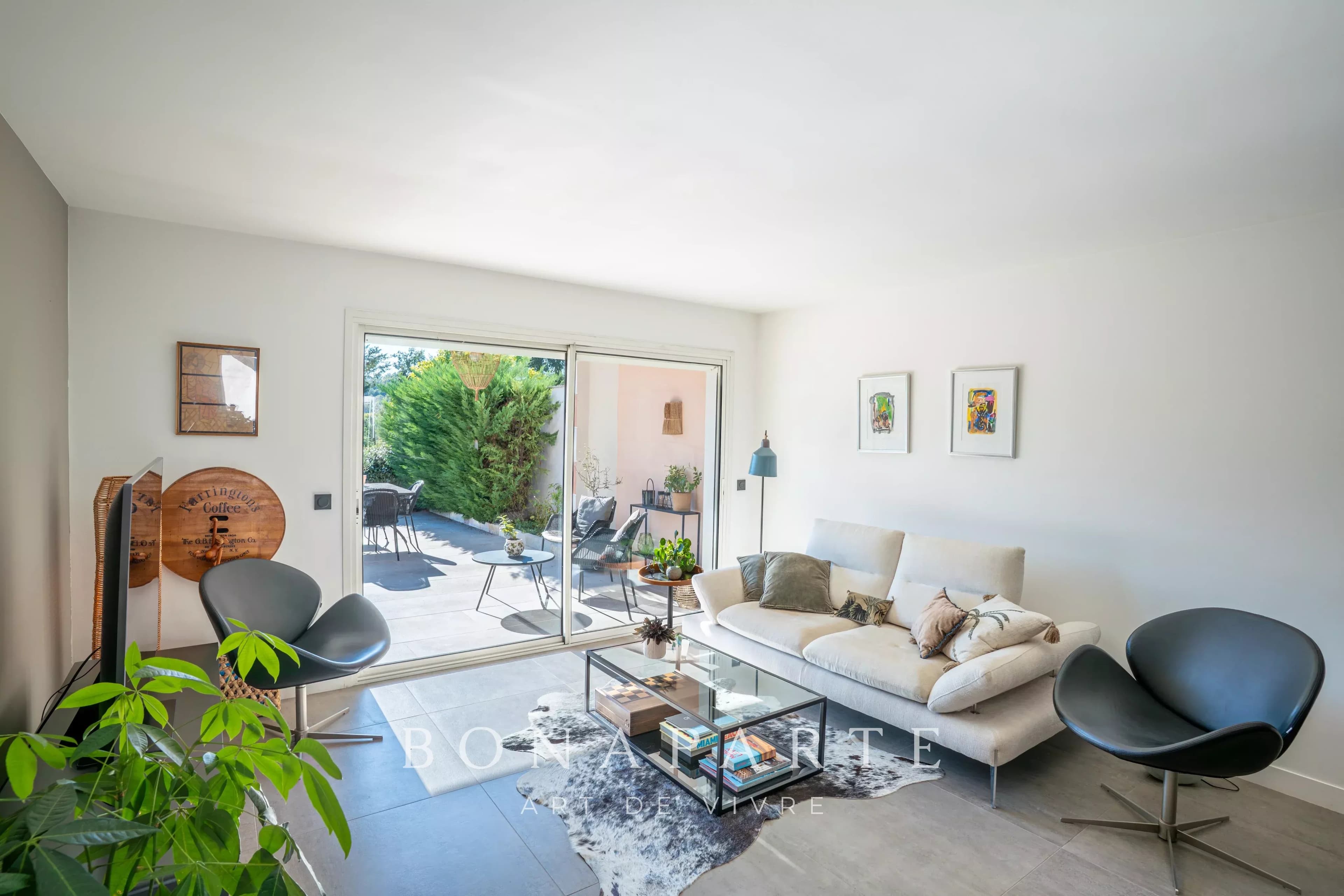 MOUGINS – ROYAL GOLF – ÉLÉGANTE VILLA RÉNOVÉE AVEC ACCÈS DIRECT AU GOLF - Photo 3