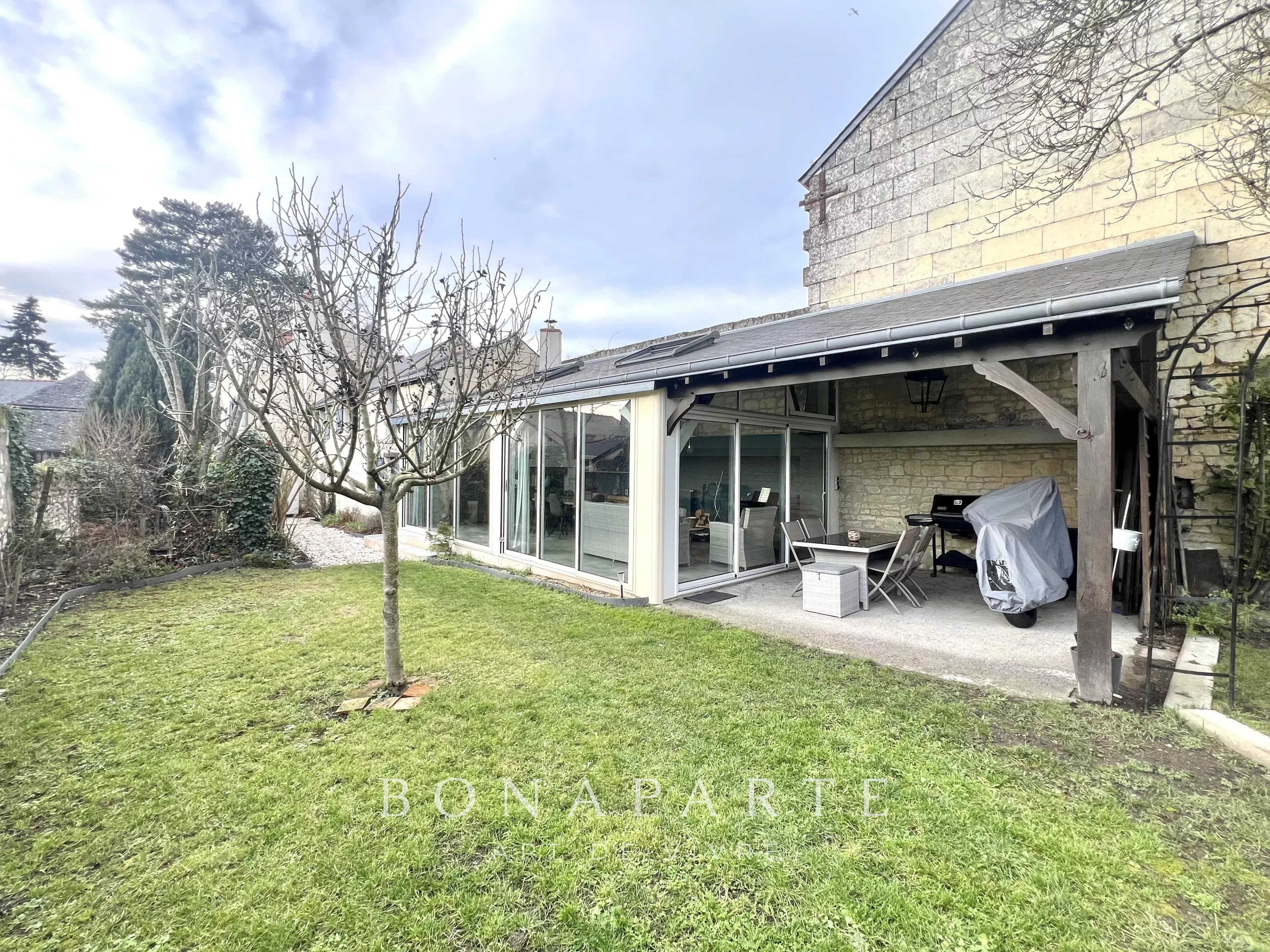 DISTRÉ - MAISON FAMILIALE DE 209 M² / 6 CHAMBRES POSSIBLES - RENOVATION RECENTE