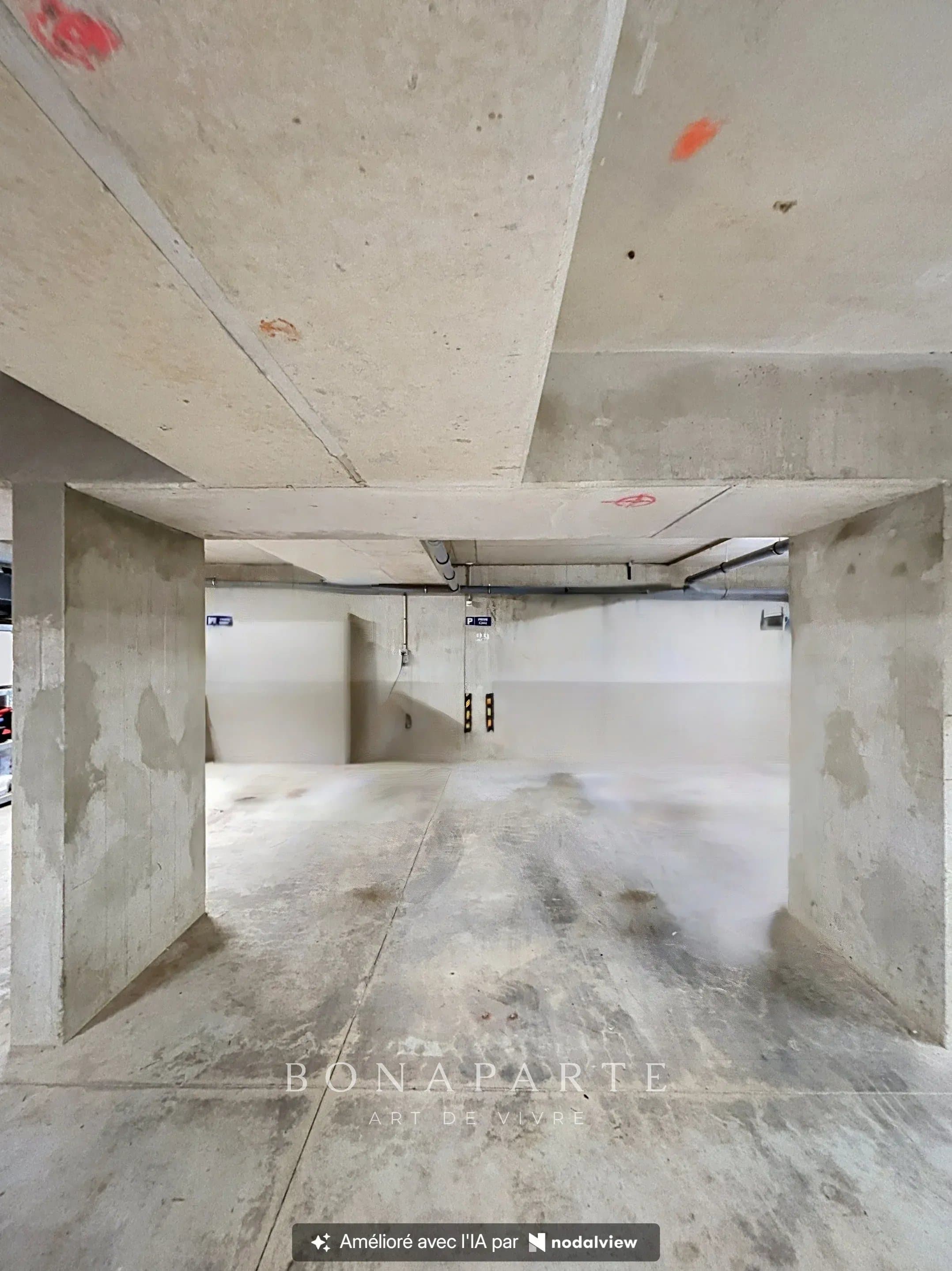 CROZET | PLACE DE PARKING PMR EN SOUS-SOL | PRISE IRVE ET STANDARD - Photo 1