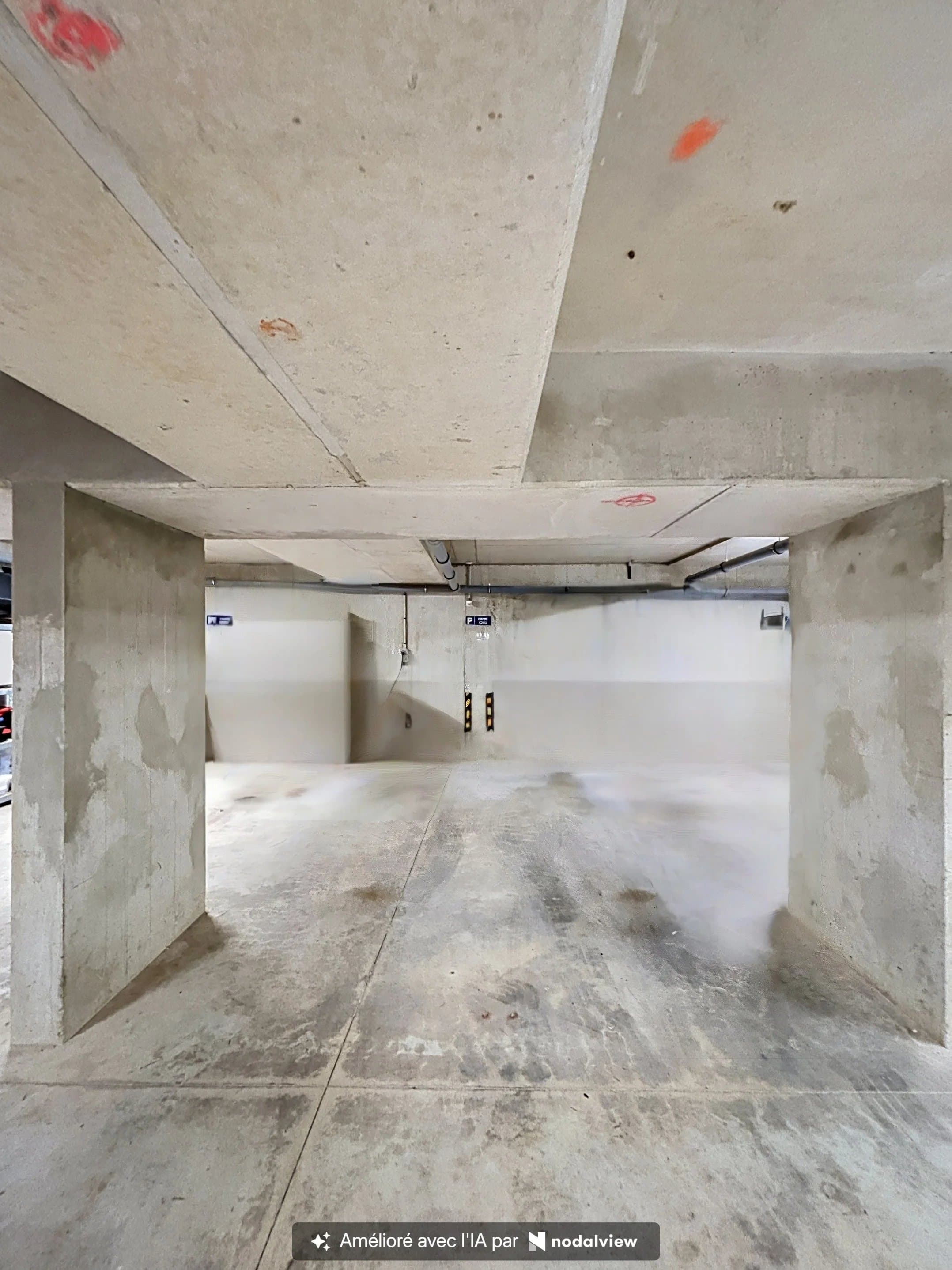 CROZET | PLACE DE PARKING PMR EN SOUS-SOL | PRISE IRVE ET STANDARD - Photo 1