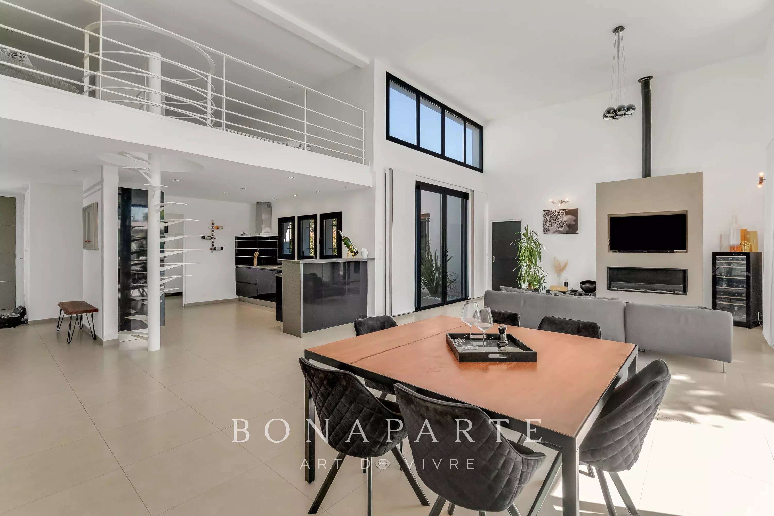 PROCHE SAINTE MAXIME - SPACIEUSE VILLA CONTEMPORAINE DE 4 CHAMBRES - Photo 5