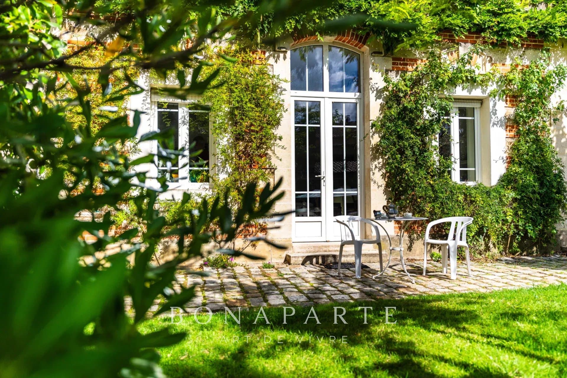 Hôtel particulier de charme en cœur de ville et son grand jardin verdoyant - Photo 1