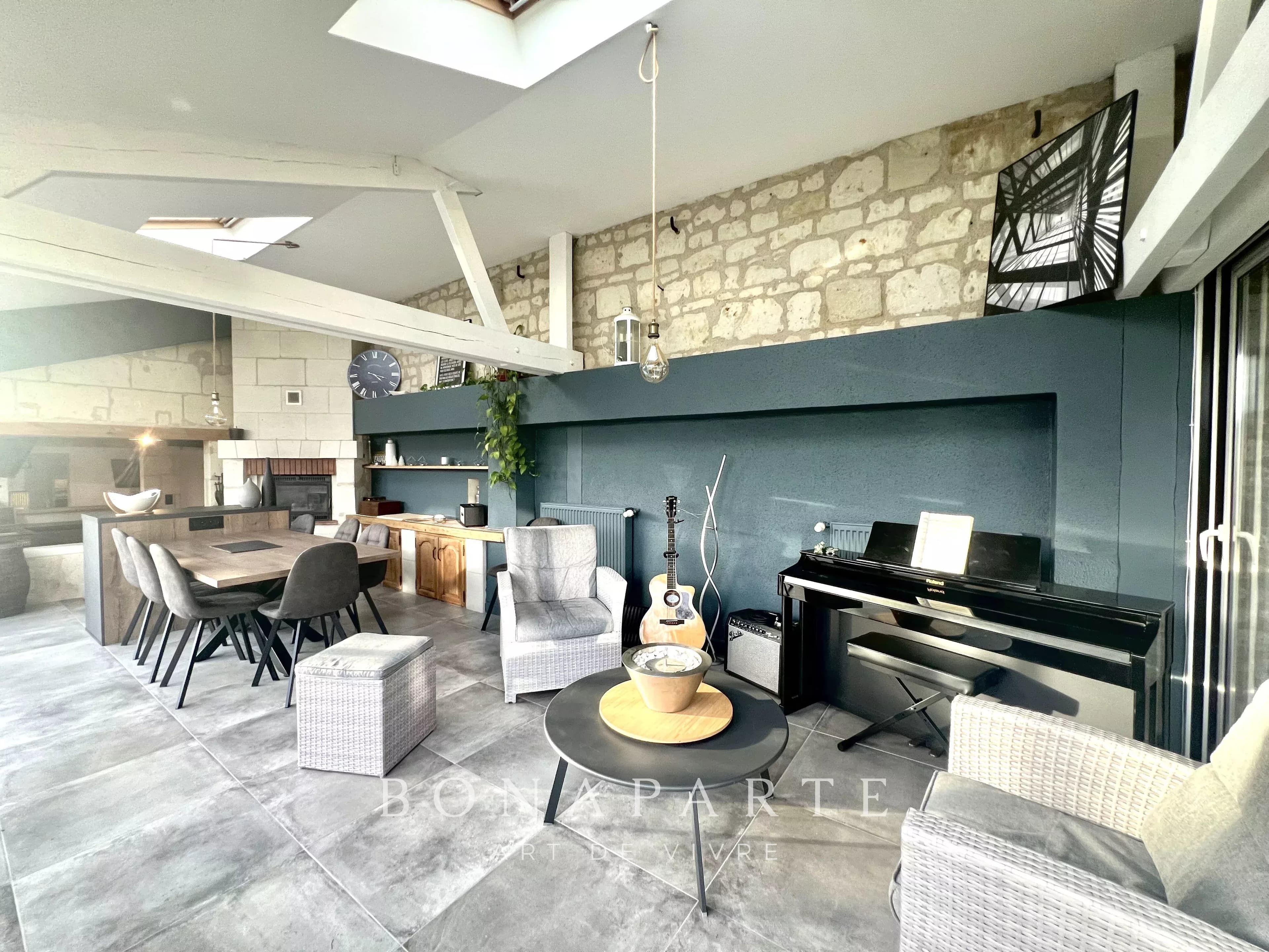 DISTRÉ - MAISON FAMILIALE DE 209 M² / 6 CHAMBRES POSSIBLES - RENOVATION RECENTE - Photo 4