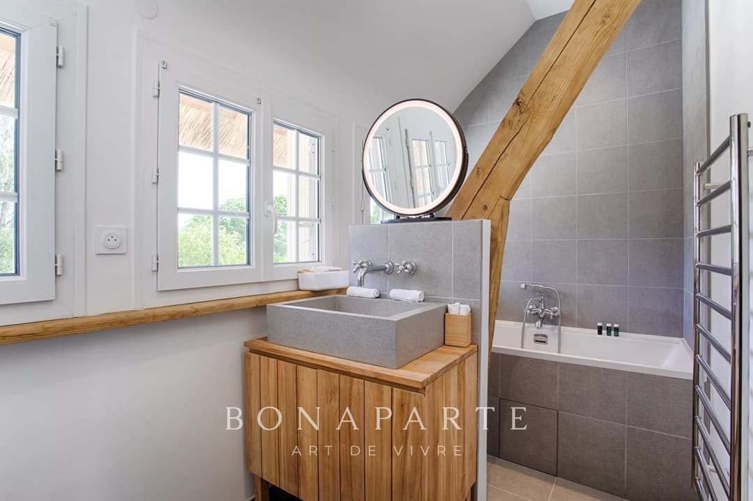 ÉLÉGANTE CHAUMIÈRE AVEC PISCINE ET TENNIS, À 10 MINUTES DES PLAGES - Photo 17