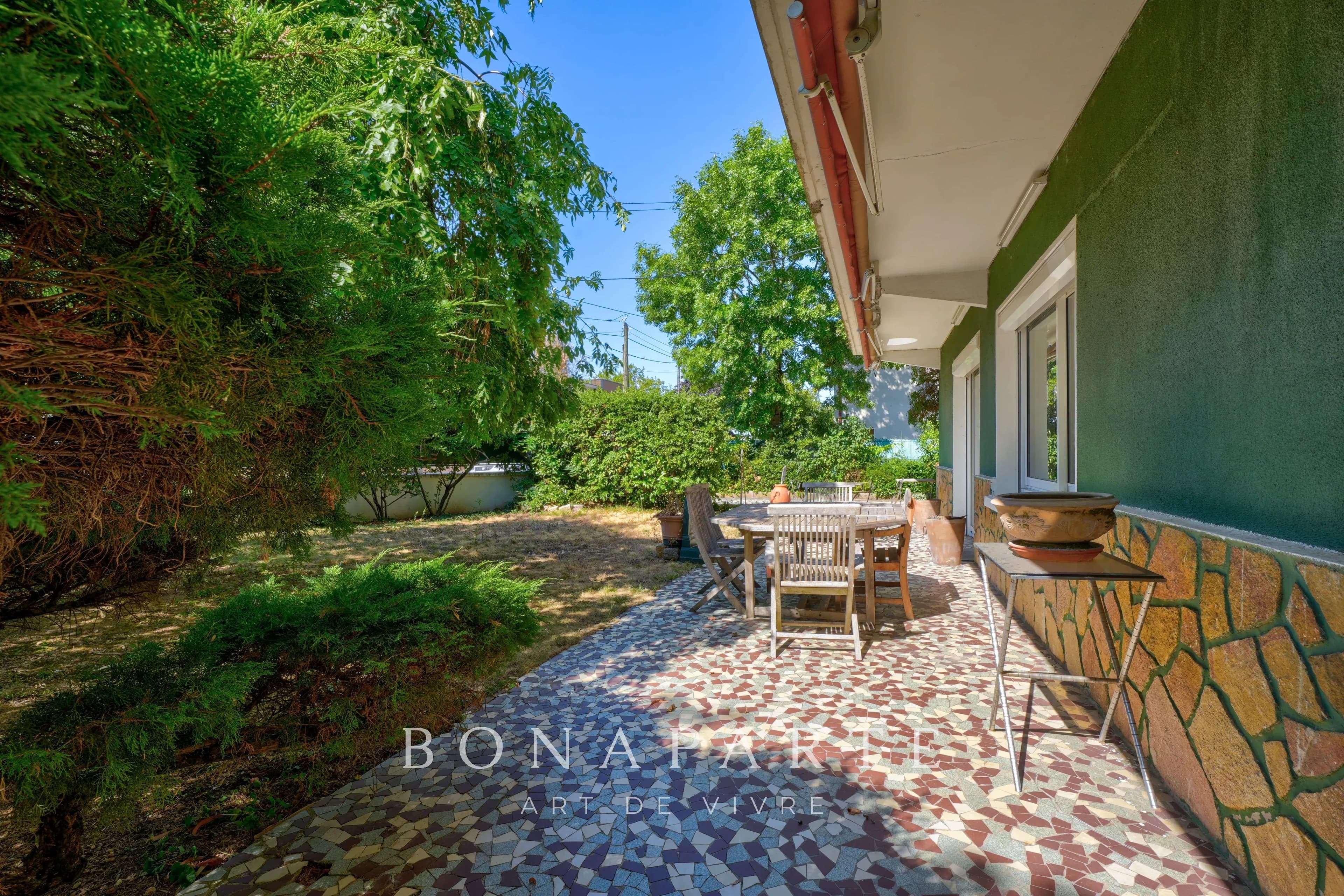 DÉCINES – PROPRIÉTÉ FAMILIALE 197 M² – MAISON PRINCIPALE & MAISON INDÉPENDANTE – TERRAIN 664 M² - Photo 3