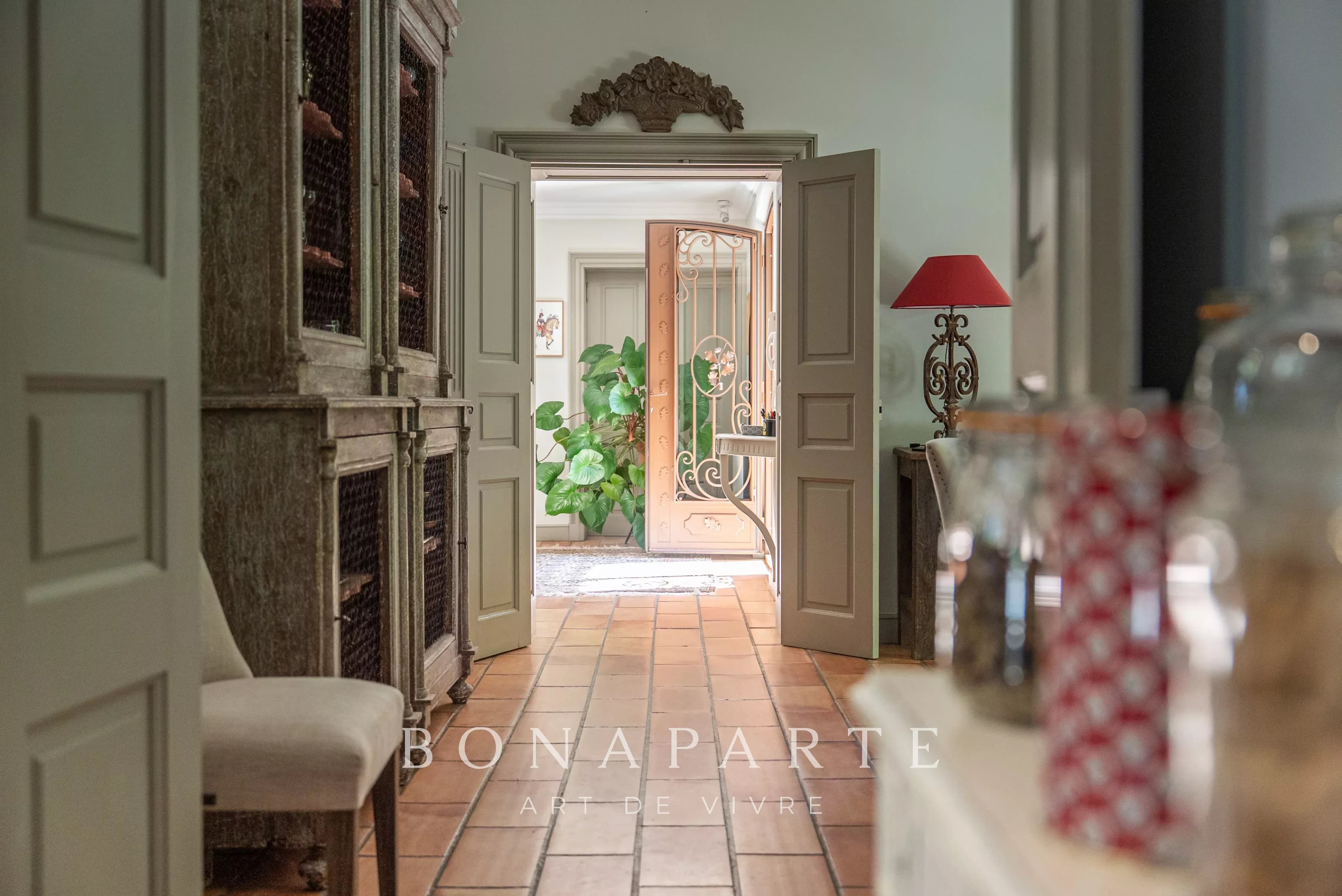 PROPRIÉTÉ DE PRESTIGE À BOULBON – 290 M² DE PLAIN-PIED AVEC PISCINE ET PARC ARBORÉ DE 6 000 M² - Photo 4