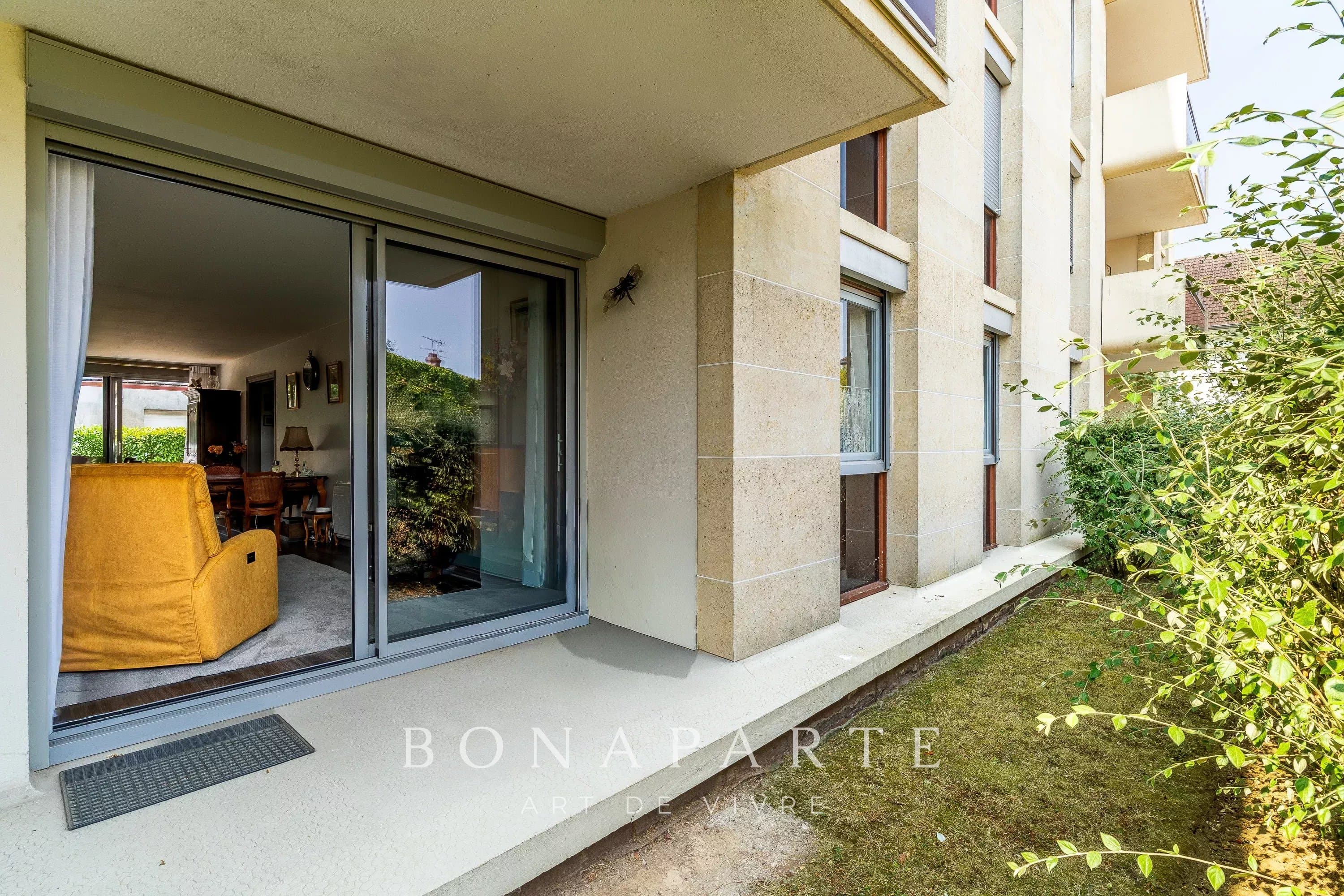 MANTES-LA-JOLIE HYPER-CENTRE – 87,52 M² - 3 PIECES - Photo 1